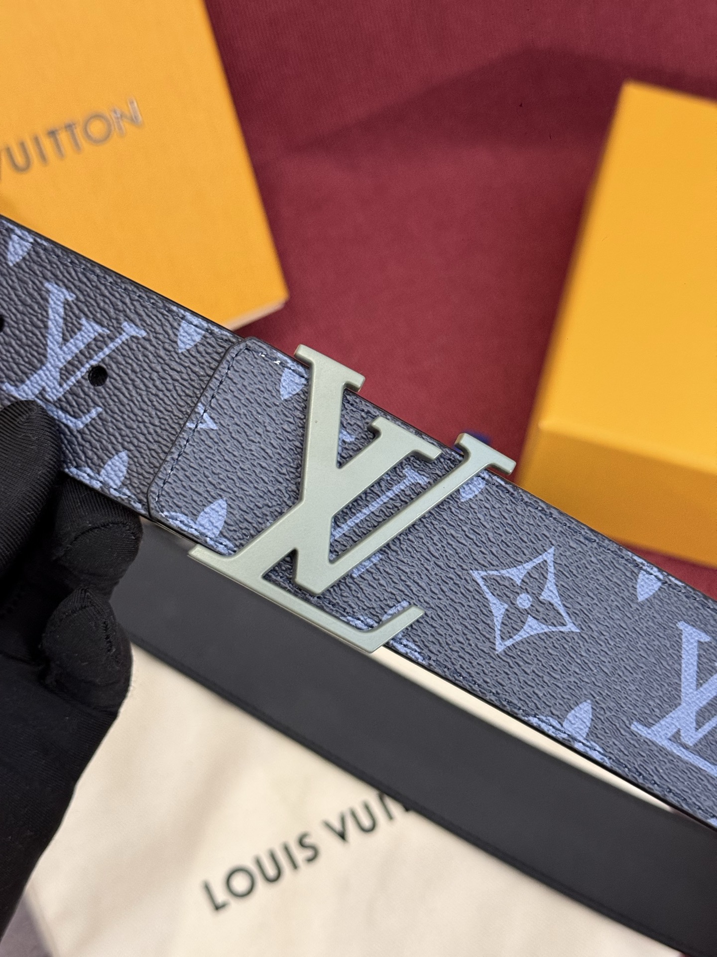 这款由西班牙制造的 LV Initiales Monogram 40mm 可翻转腰带采用了与秋季氛围相契