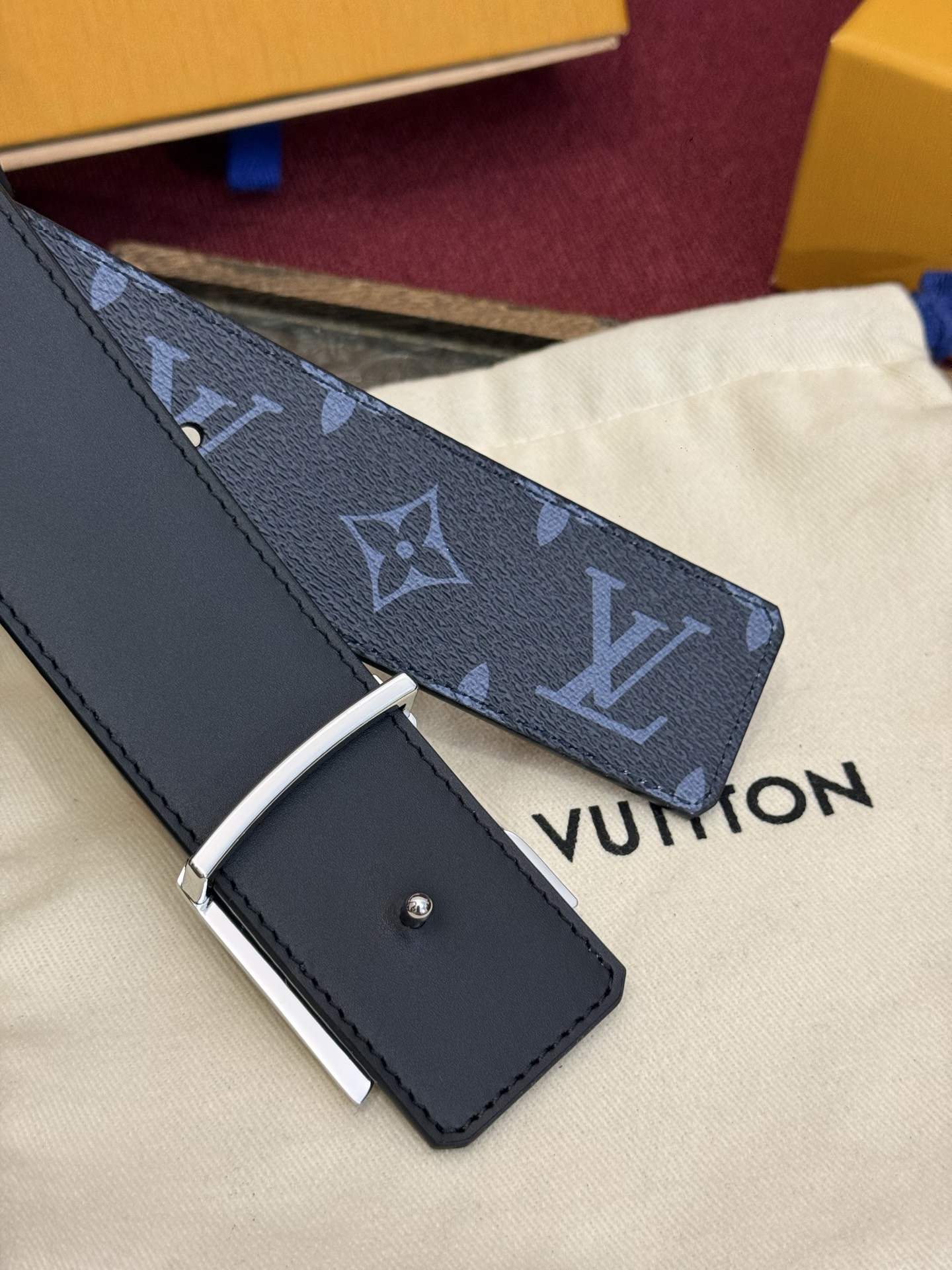 这款由西班牙制造的 LV Initiales Monogram 40mm 可翻转腰带采用了与秋季氛围相契