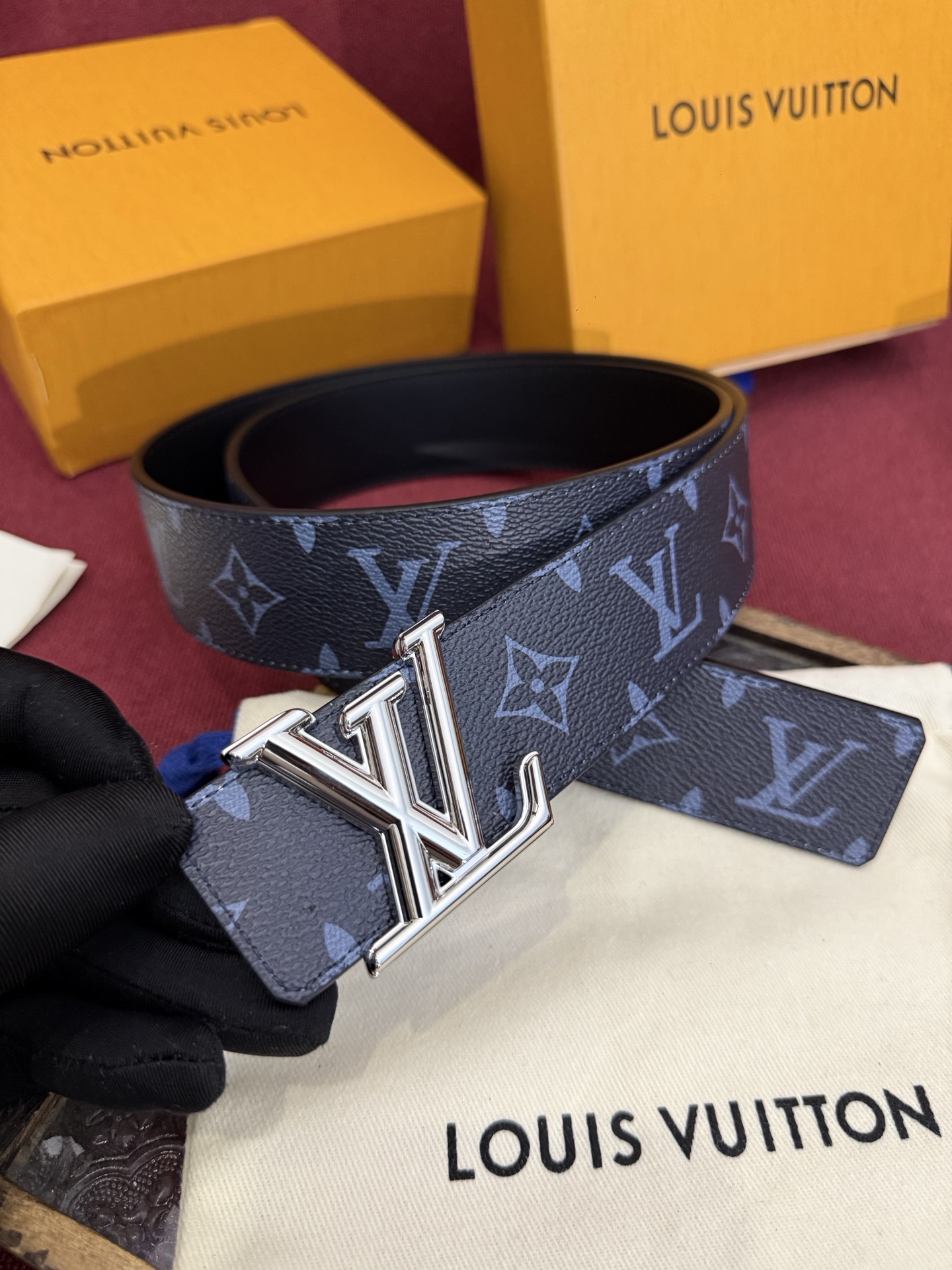 这款由西班牙制造的 LV Initiales Monogram 40mm 可翻转腰带采用了与秋季氛围相契
