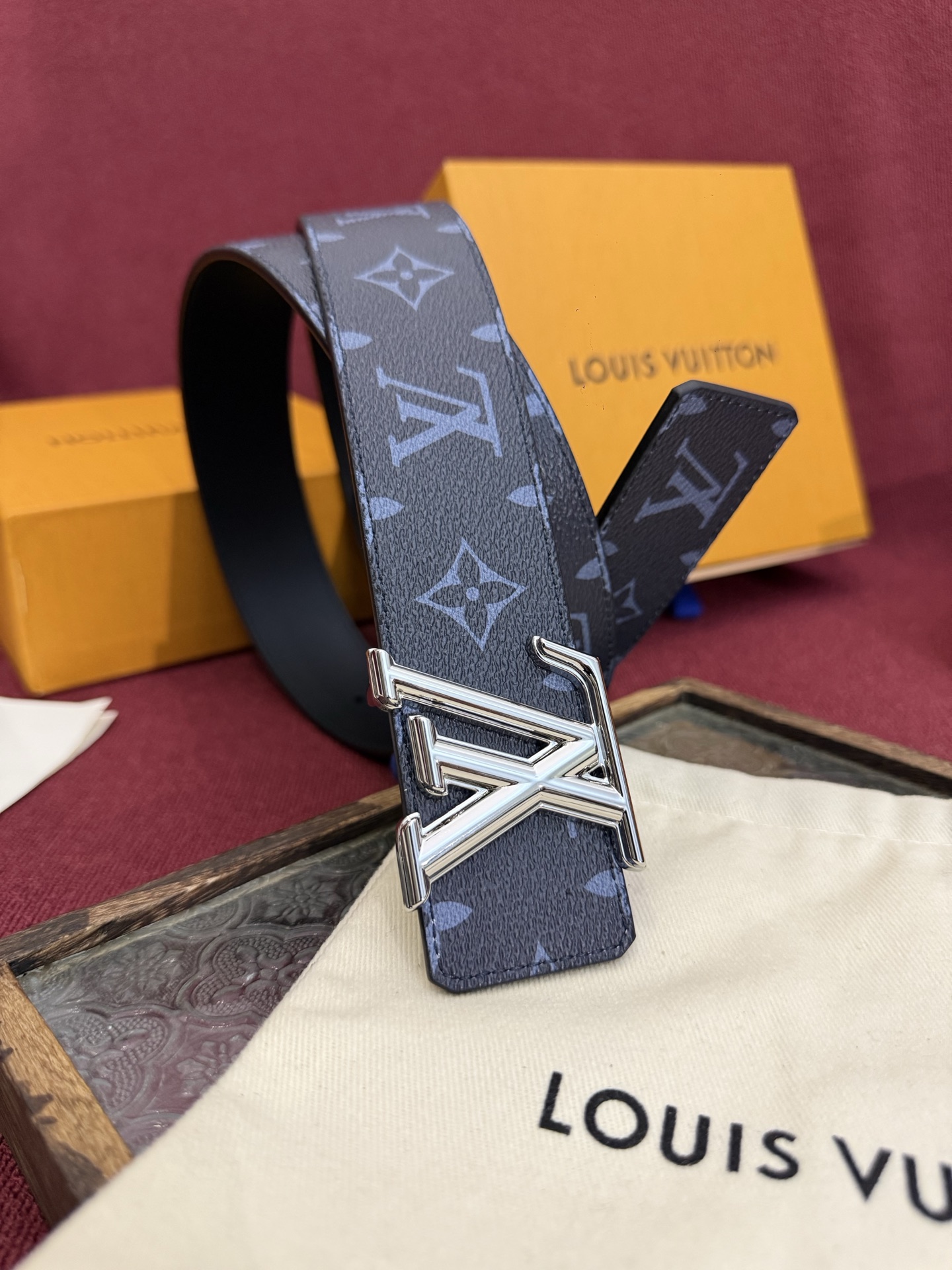 这款由西班牙制造的 LV Initiales Monogram 40mm 可翻转腰带采用了与秋季氛围相契