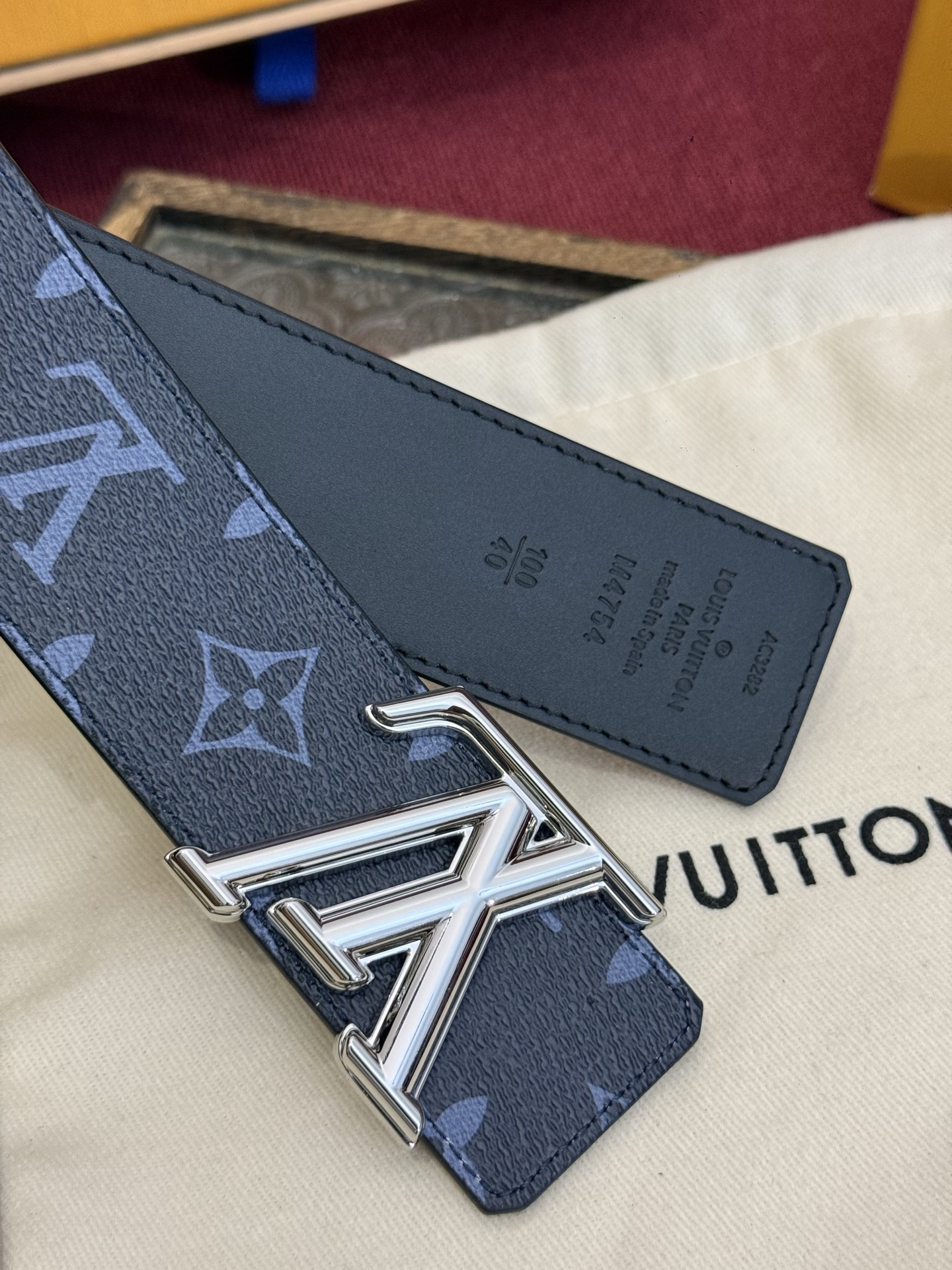 这款由西班牙制造的 LV Initiales Monogram 40mm 可翻转腰带采用了与秋季氛围相契