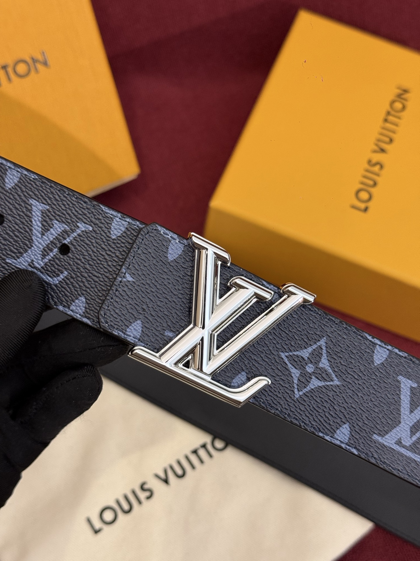 这款由西班牙制造的 LV Initiales Monogram 40mm 可翻转腰带采用了与秋季氛围相契