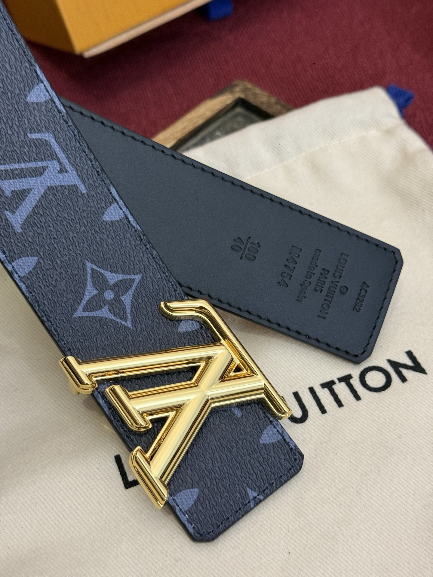 这款由西班牙制造的 LV Initiales Monogram 40mm 可翻转腰带采用了与秋季氛围相契