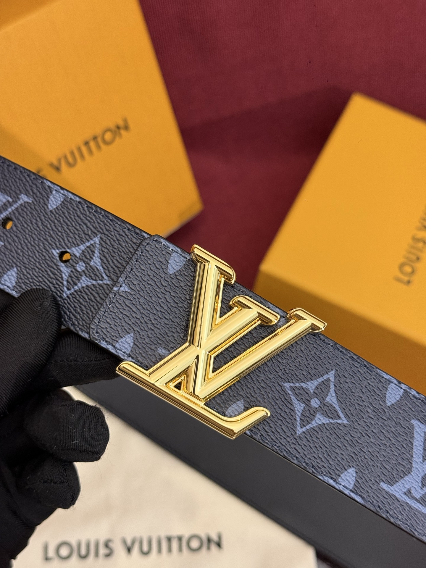 这款由西班牙制造的 LV Initiales Monogram 40mm 可翻转腰带采用了与秋季氛围相契