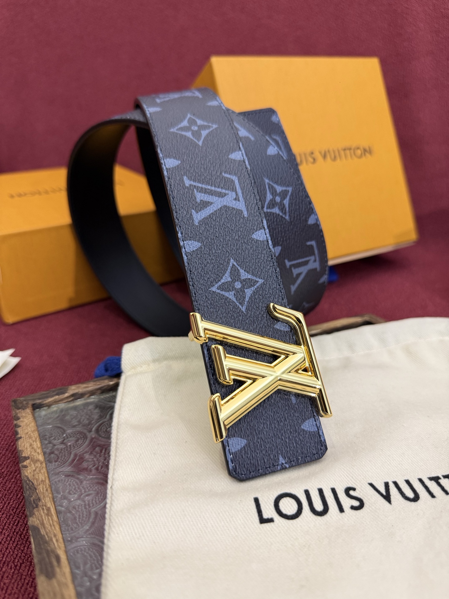 这款由西班牙制造的 LV Initiales Monogram 40mm 可翻转腰带采用了与秋季氛围相契