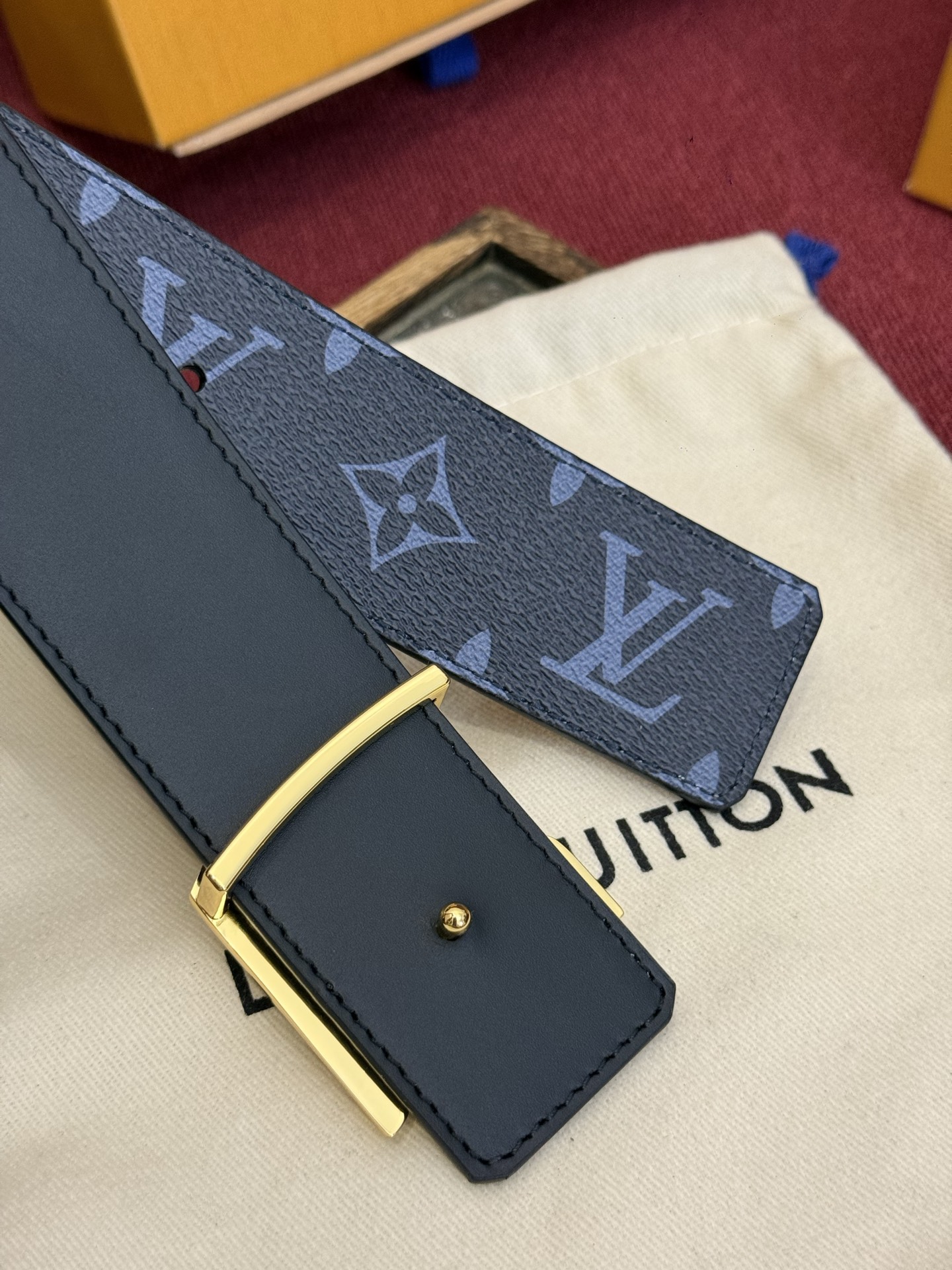 这款由西班牙制造的 LV Initiales Monogram 40mm 可翻转腰带采用了与秋季氛围相契