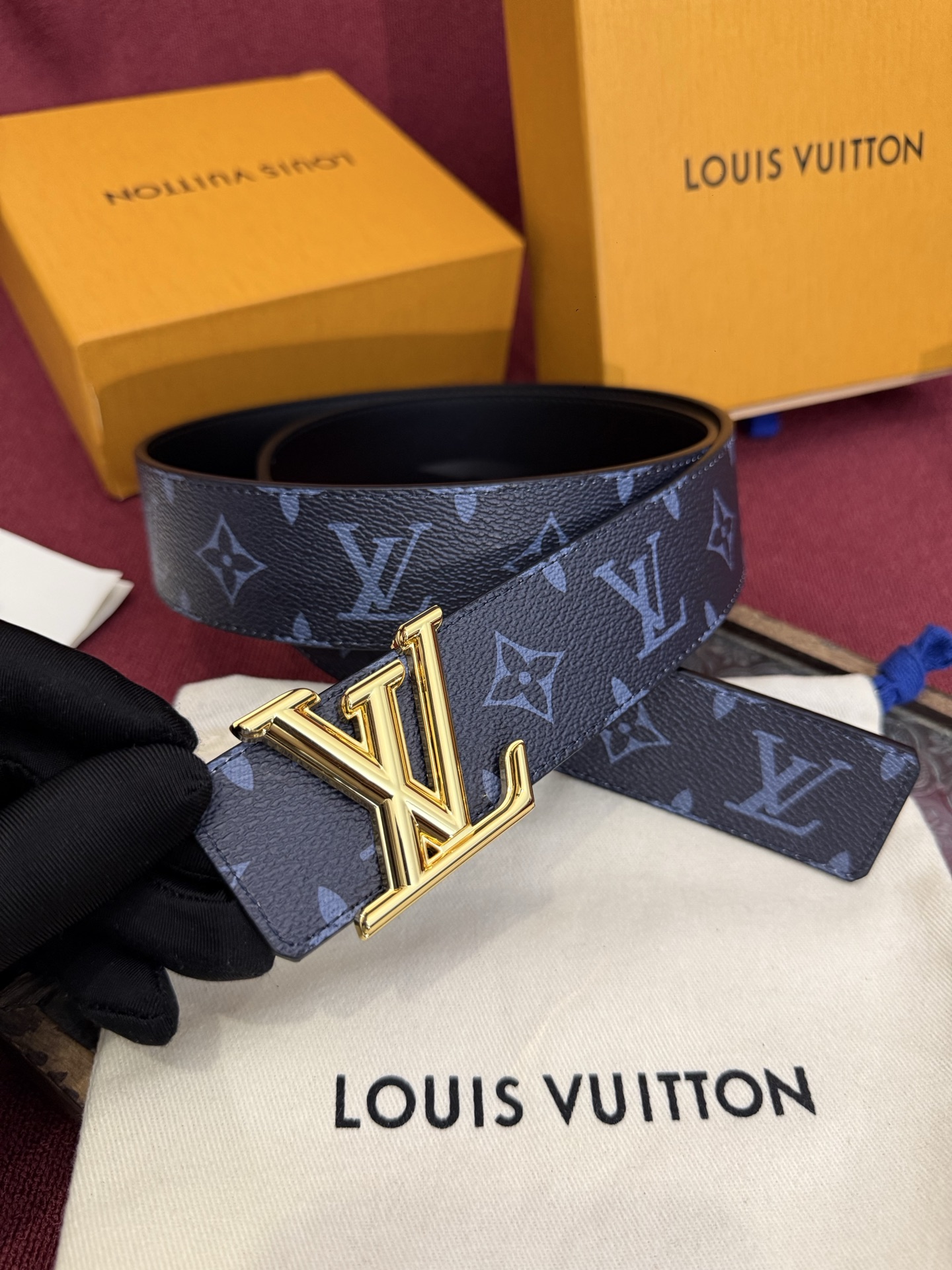 这款由西班牙制造的 LV Initiales Monogram 40mm 可翻转腰带采用了与秋季氛围相契