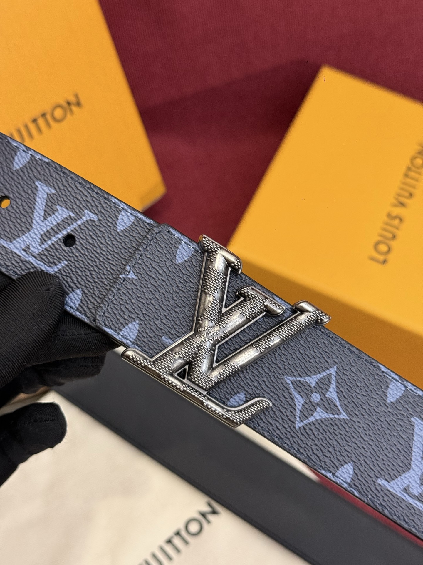 这款由西班牙制造的 LV Initiales Monogram 40mm 可翻转腰带采用了与秋季氛围相契
