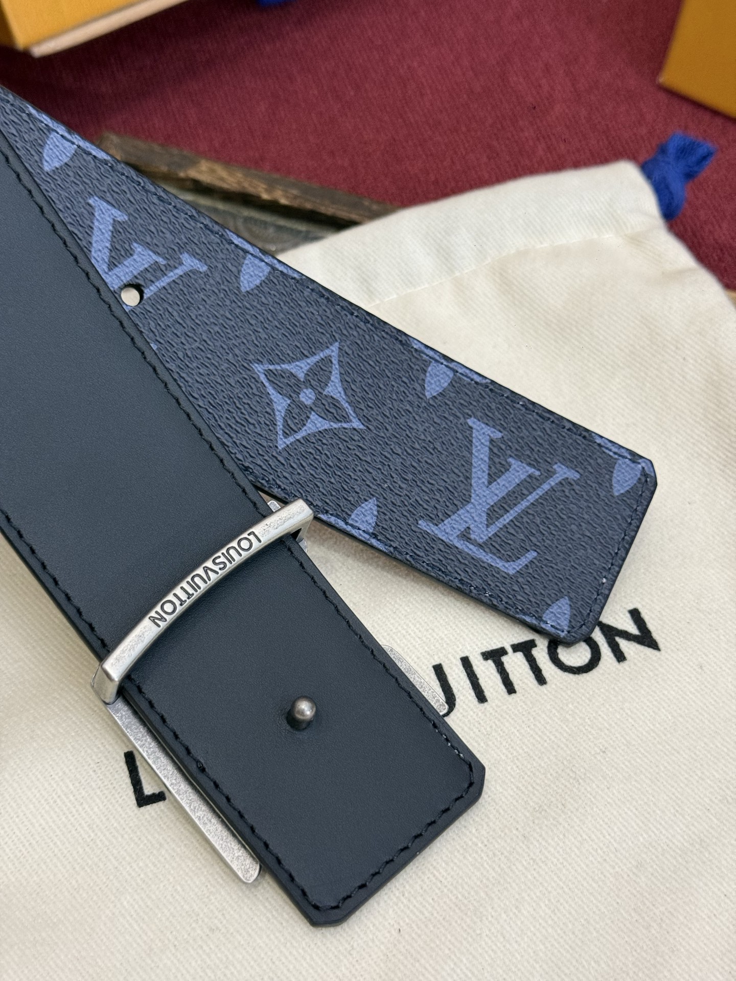这款由西班牙制造的 LV Initiales Monogram 40mm 可翻转腰带采用了与秋季氛围相契