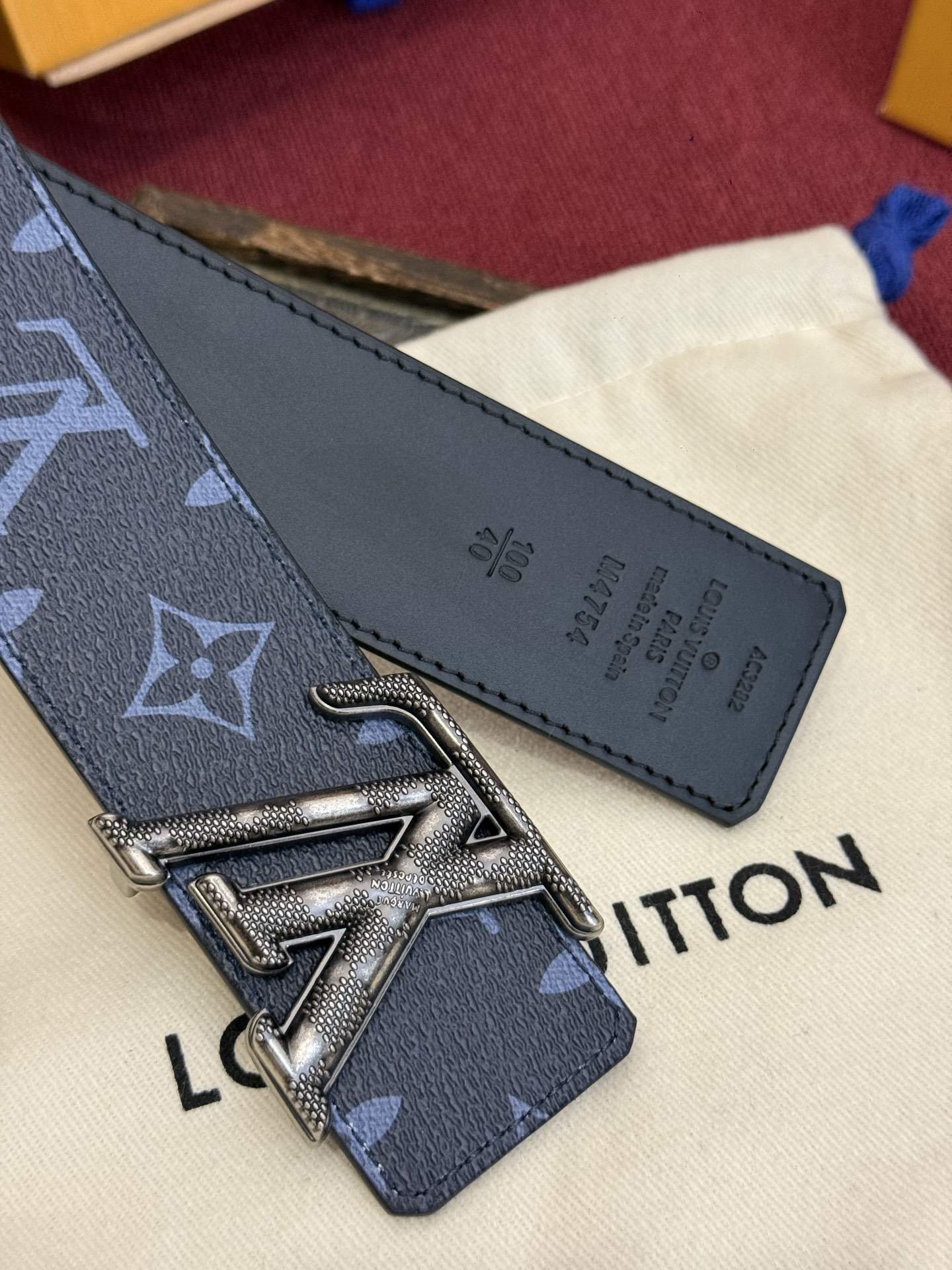 这款由西班牙制造的 LV Initiales Monogram 40mm 可翻转腰带采用了与秋季氛围相契