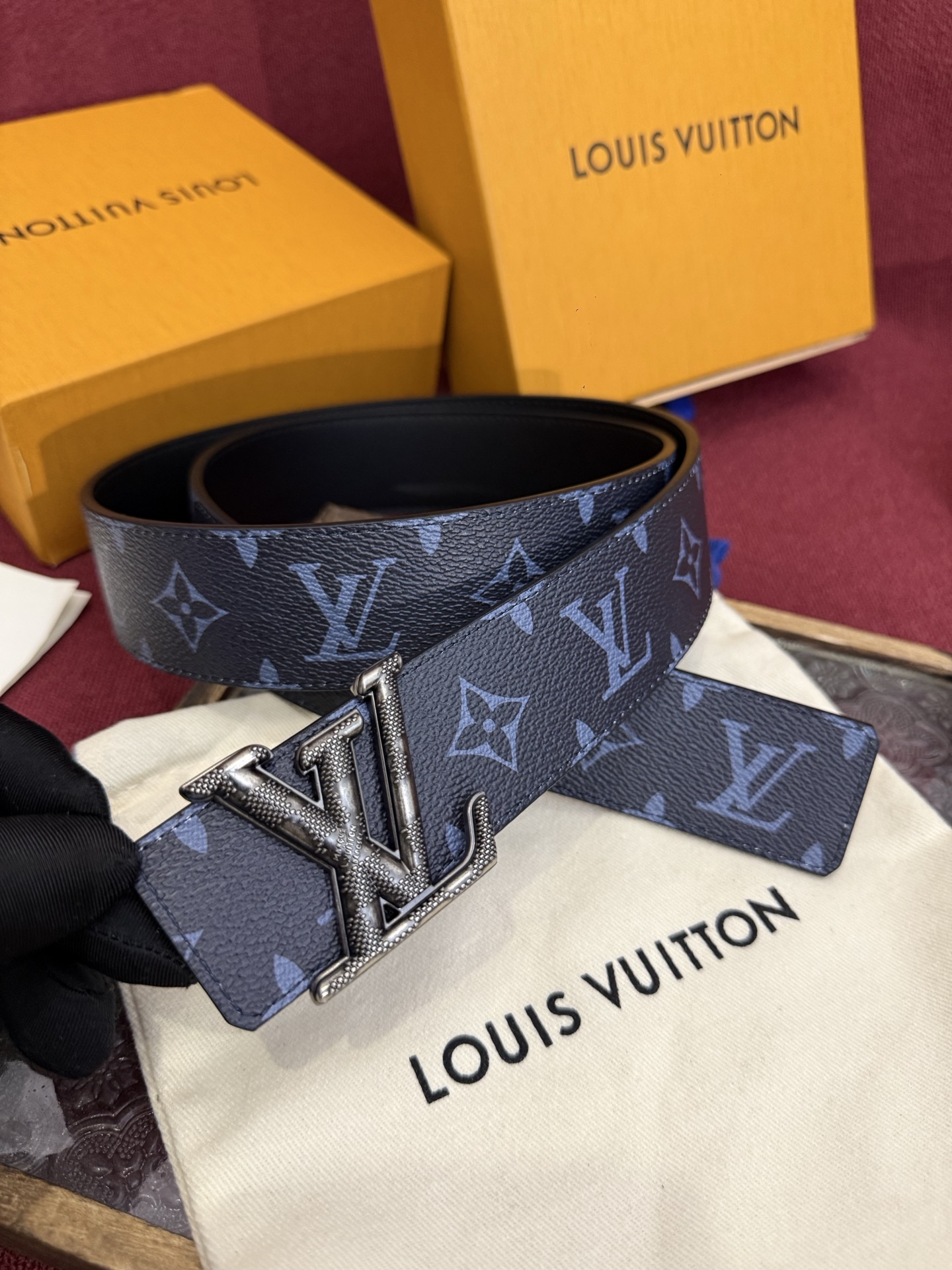这款由西班牙制造的 LV Initiales Monogram 40mm 可翻转腰带采用了与秋季氛围相契