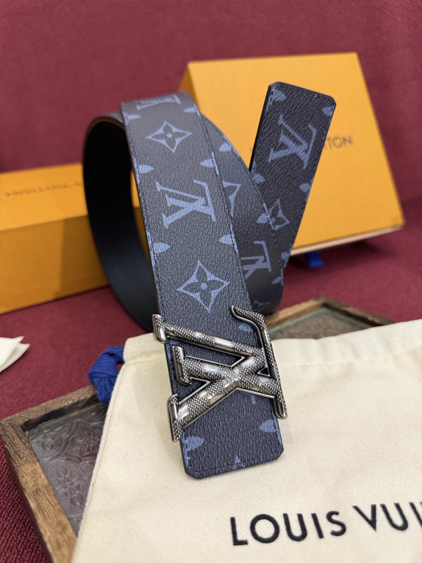 这款由西班牙制造的 LV Initiales Monogram 40mm 可翻转腰带采用了与秋季氛围相契