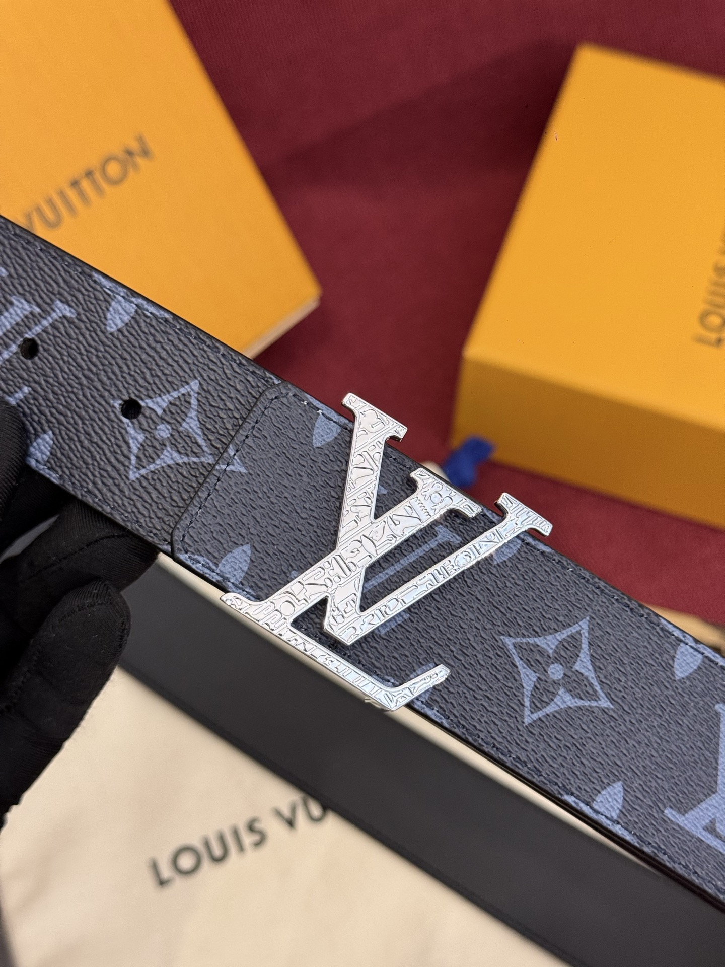 这款由西班牙制造的 LV Initiales Monogram 40mm 可翻转腰带采用了与秋季氛围相契