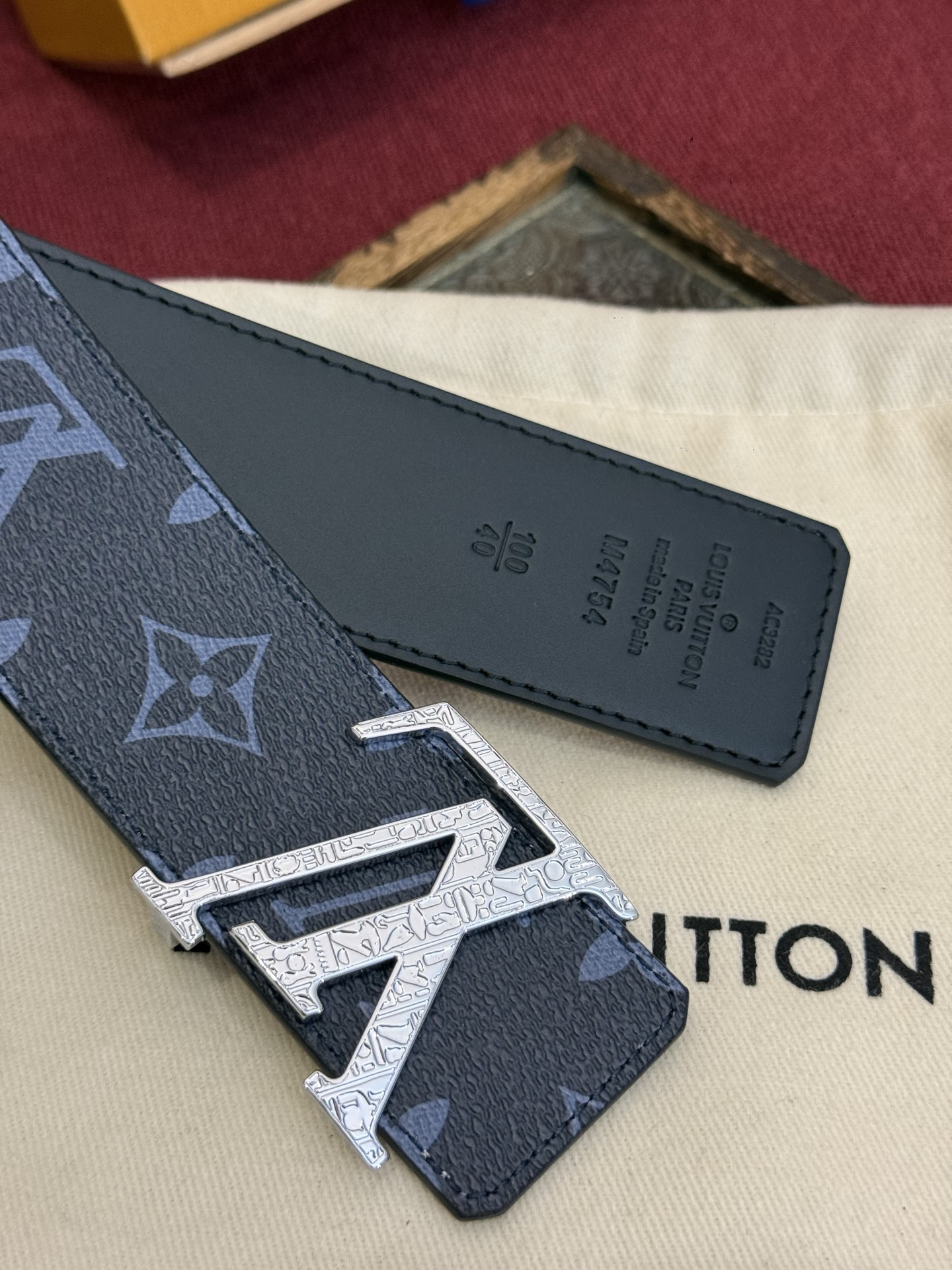 这款由西班牙制造的 LV Initiales Monogram 40mm 可翻转腰带采用了与秋季氛围相契