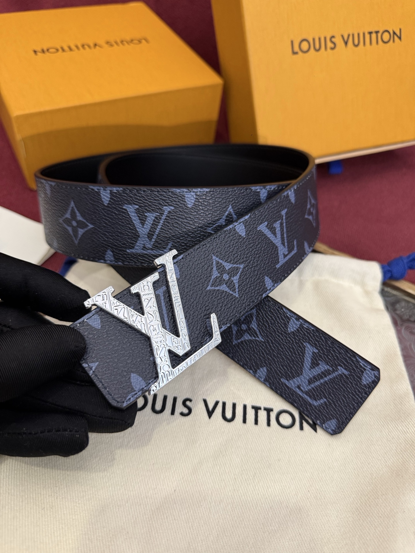 这款由西班牙制造的 LV Initiales Monogram 40mm 可翻转腰带采用了与秋季氛围相契