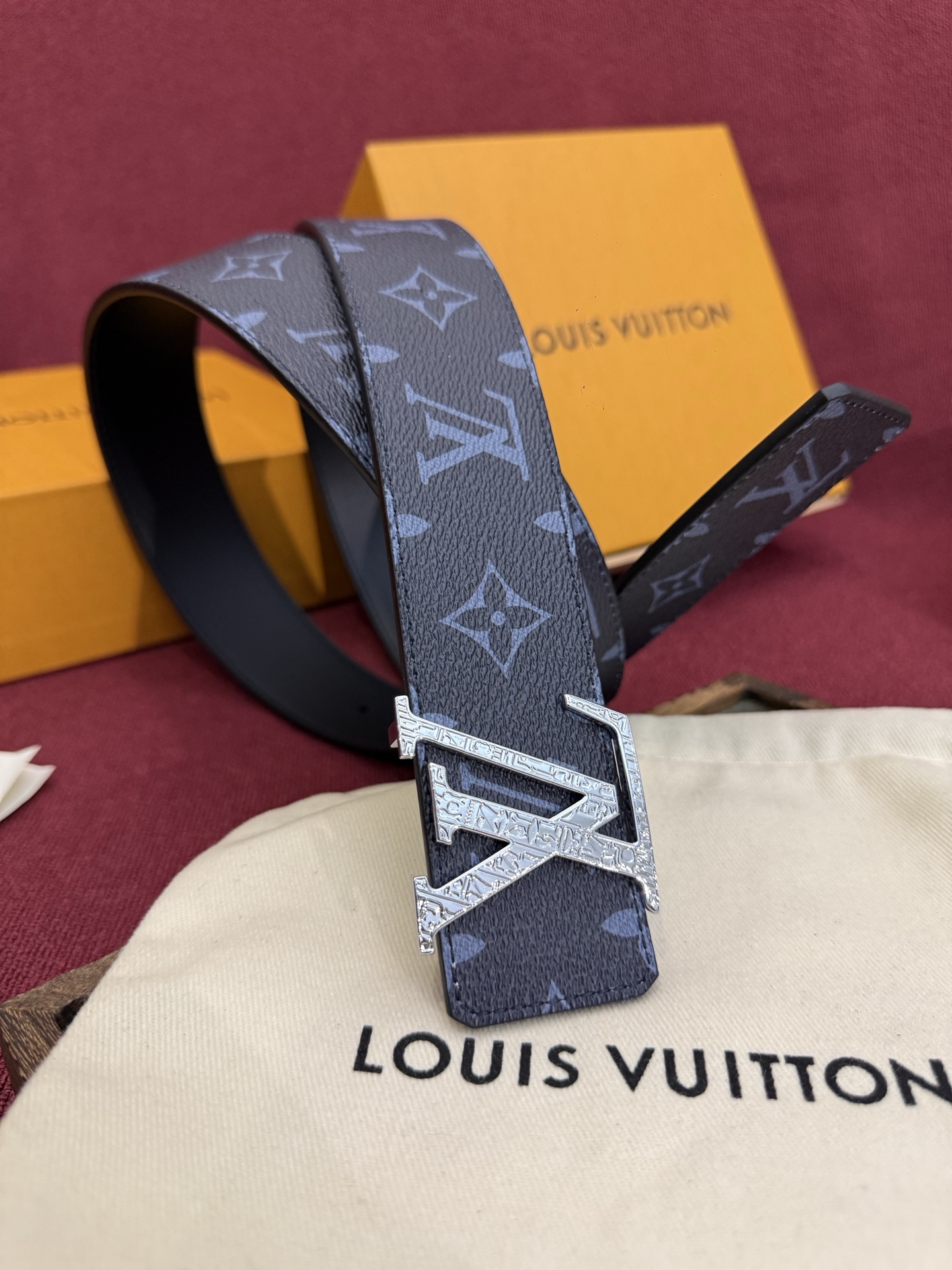 这款由西班牙制造的 LV Initiales Monogram 40mm 可翻转腰带采用了与秋季氛围相契