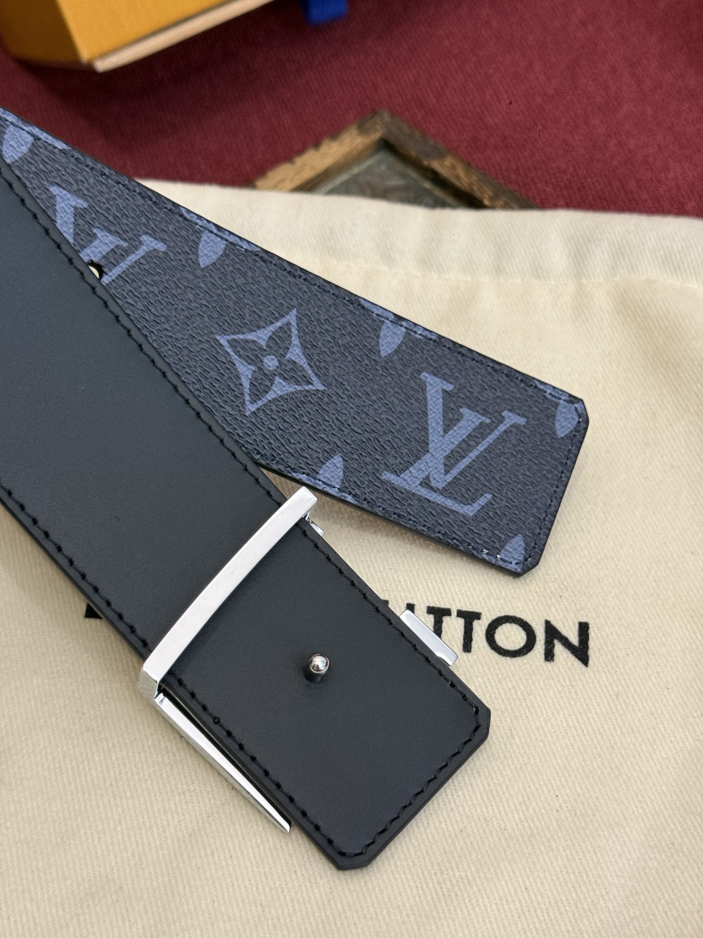 这款由西班牙制造的 LV Initiales Monogram 40mm 可翻转腰带采用了与秋季氛围相契