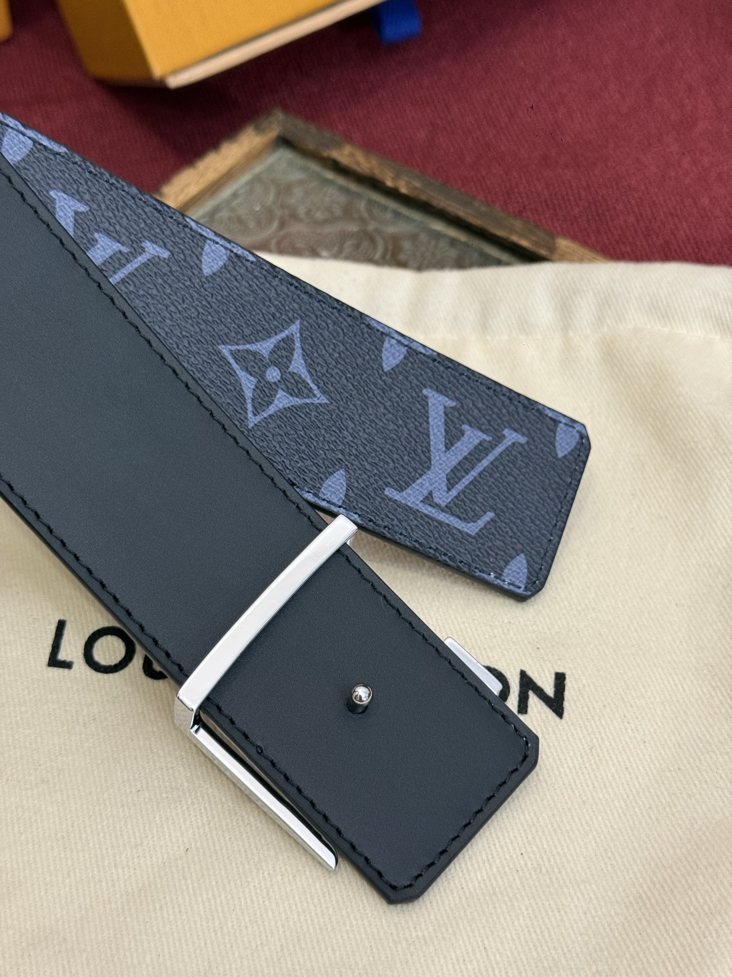 这款由西班牙制造的 LV Initiales Monogram 40mm 可翻转腰带采用了与秋季氛围相契
