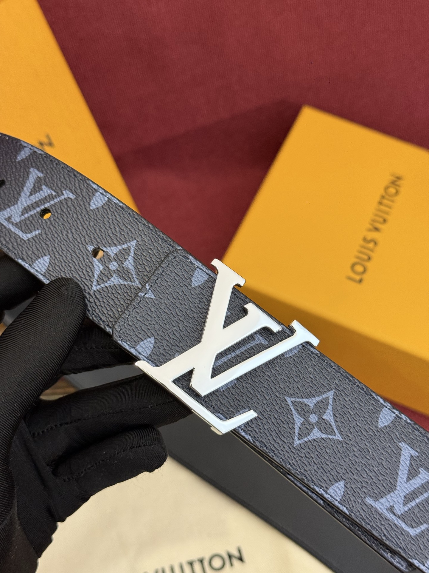 这款由西班牙制造的 LV Initiales Monogram 40mm 可翻转腰带采用了与秋季氛围相契