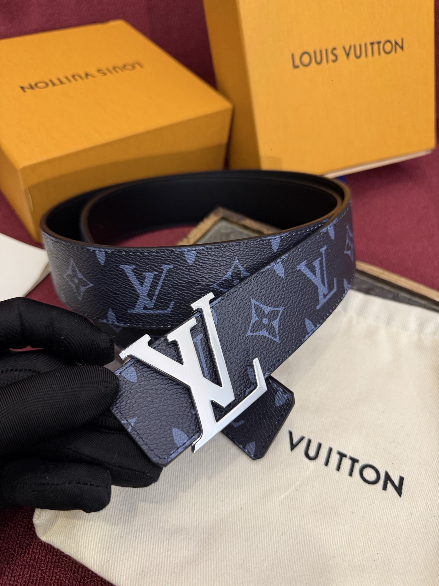 NO:861192,The original LV Initiales Monogram 40mm reversible belt made in Spain adopts a color matching that matches the autumn atmosphere. It is highly praised for its simple and iconic buckle. The style is decorated with Monogram canvas pattern on one side and blue leather on the other side, adding a bit of style and comfort to daily wear. Belt, Louis Vuitton19860909原单这款由西班牙制造的 LV Initiales Monogram 40mm 可翻转腰带采用了与秋季氛围相契合的色彩搭配.因其简洁而标志性的扣环而备受推崇,该款式一侧饰有 Monogram 帆布图案,另一面则为蓝色皮革反衬,为日常穿着增添了几分格调与舒适感.,皮带,louis vuitton,Belt