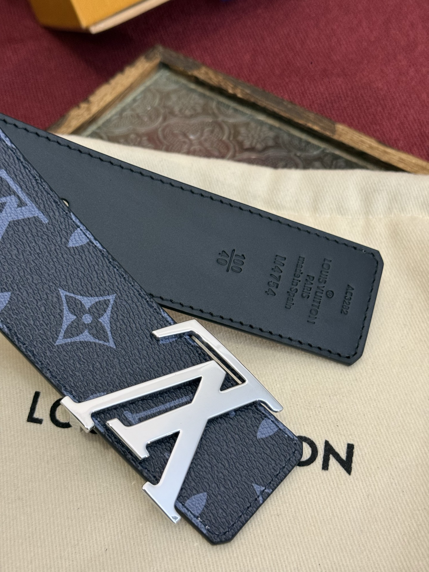 这款由西班牙制造的 LV Initiales Monogram 40mm 可翻转腰带采用了与秋季氛围相契