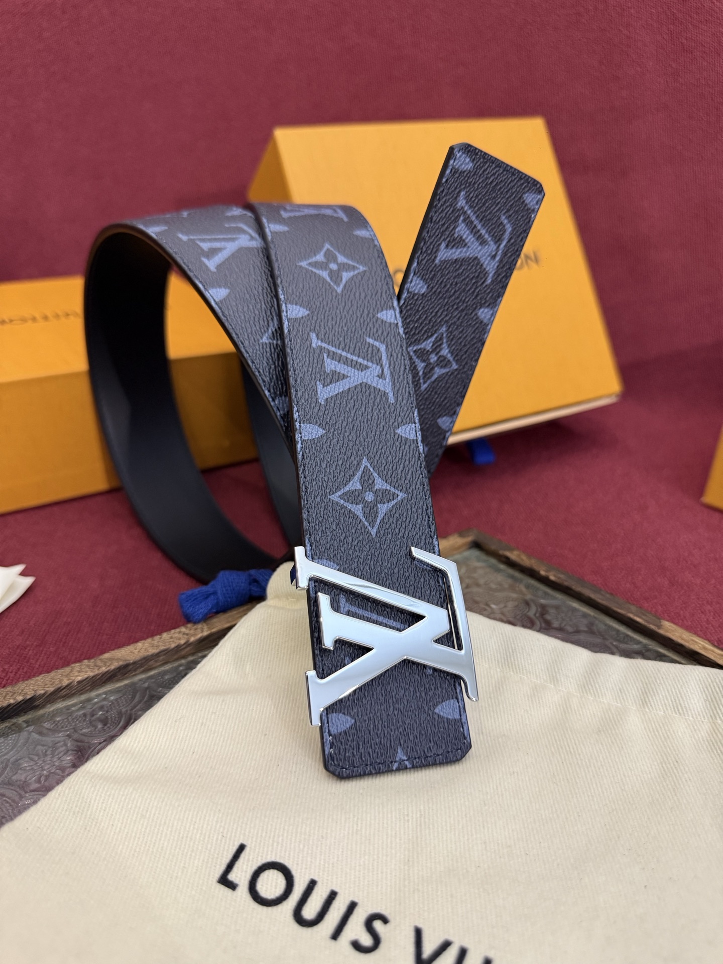 这款由西班牙制造的 LV Initiales Monogram 40mm 可翻转腰带采用了与秋季氛围相契