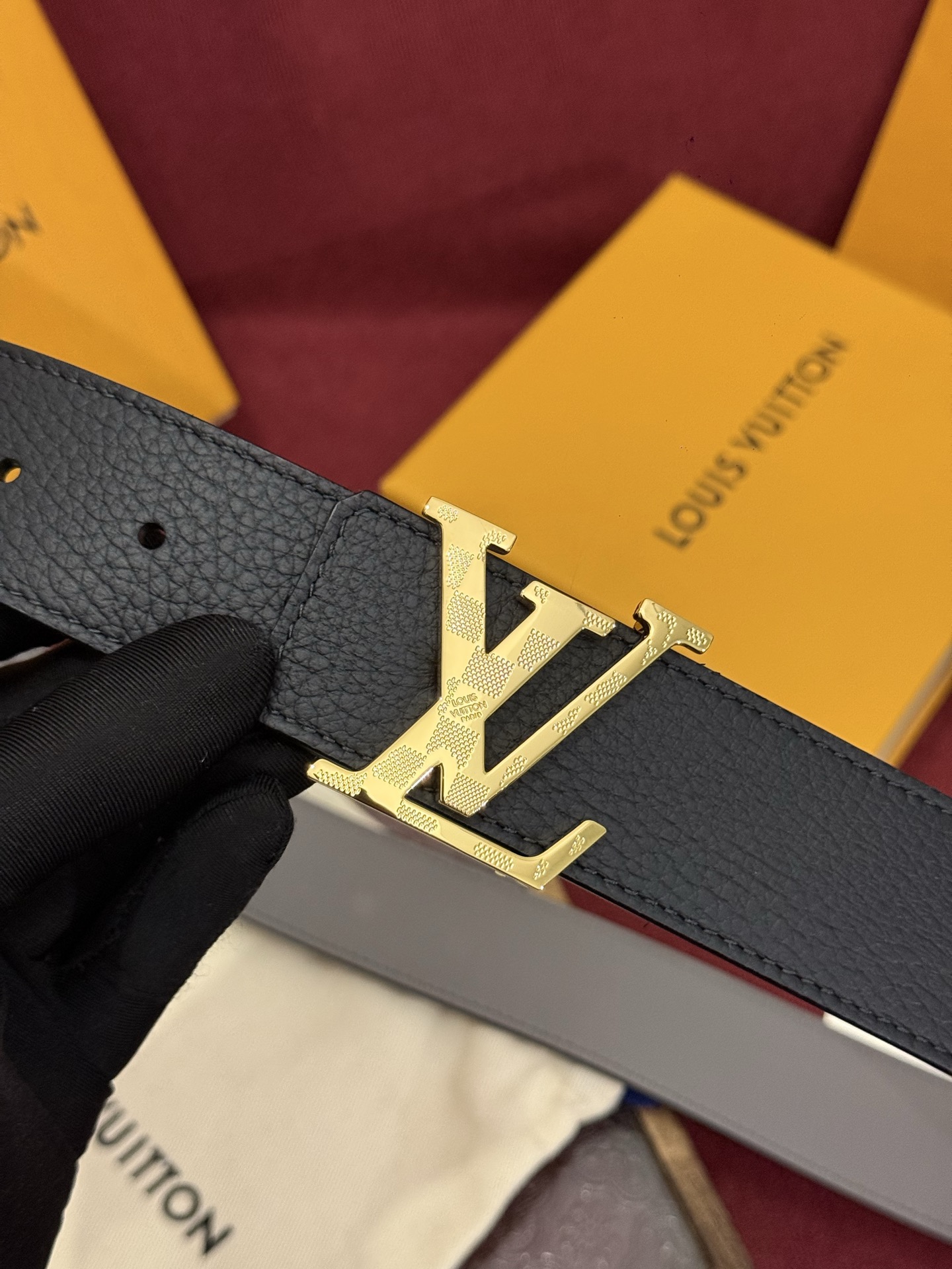 本款 Damier LV 40 毫米双面腰带做工精良，风格经典。深色牛皮革皮带与 LV 字母搭扣优雅相称