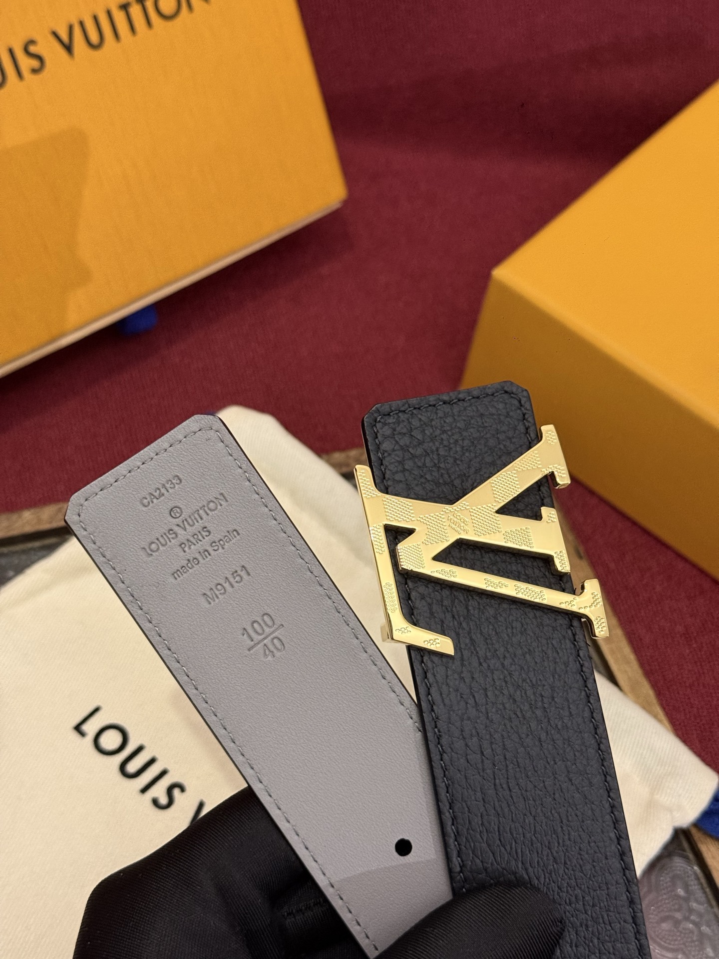 本款 Damier LV 40 毫米双面腰带做工精良，风格经典。深色牛皮革皮带与 LV 字母搭扣优雅相称