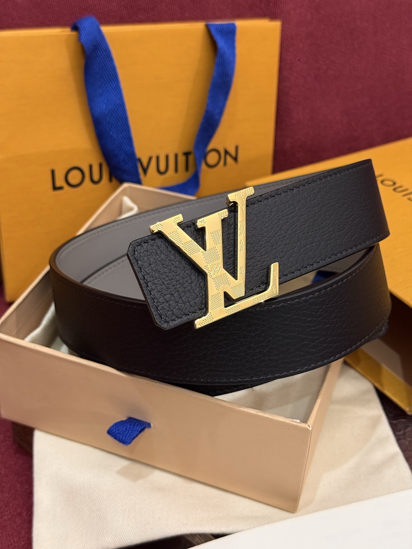 本款 Damier LV 40 毫米双面腰带做工精良，风格经典。深色牛皮革皮带与 LV 字母搭扣优雅相称