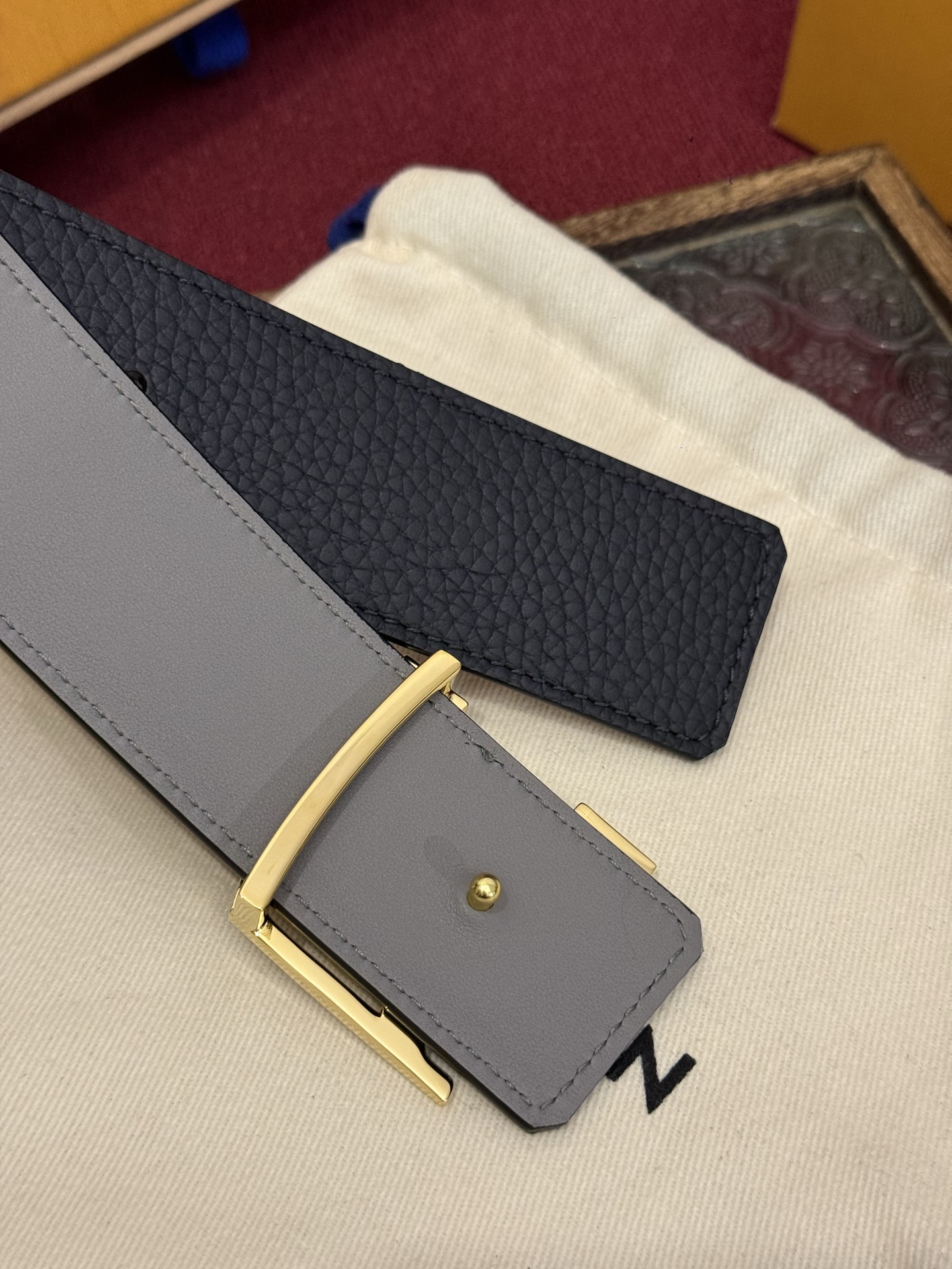 本款 Damier LV 40 毫米双面腰带做工精良，风格经典。深色牛皮革皮带与 LV 字母搭扣优雅相称