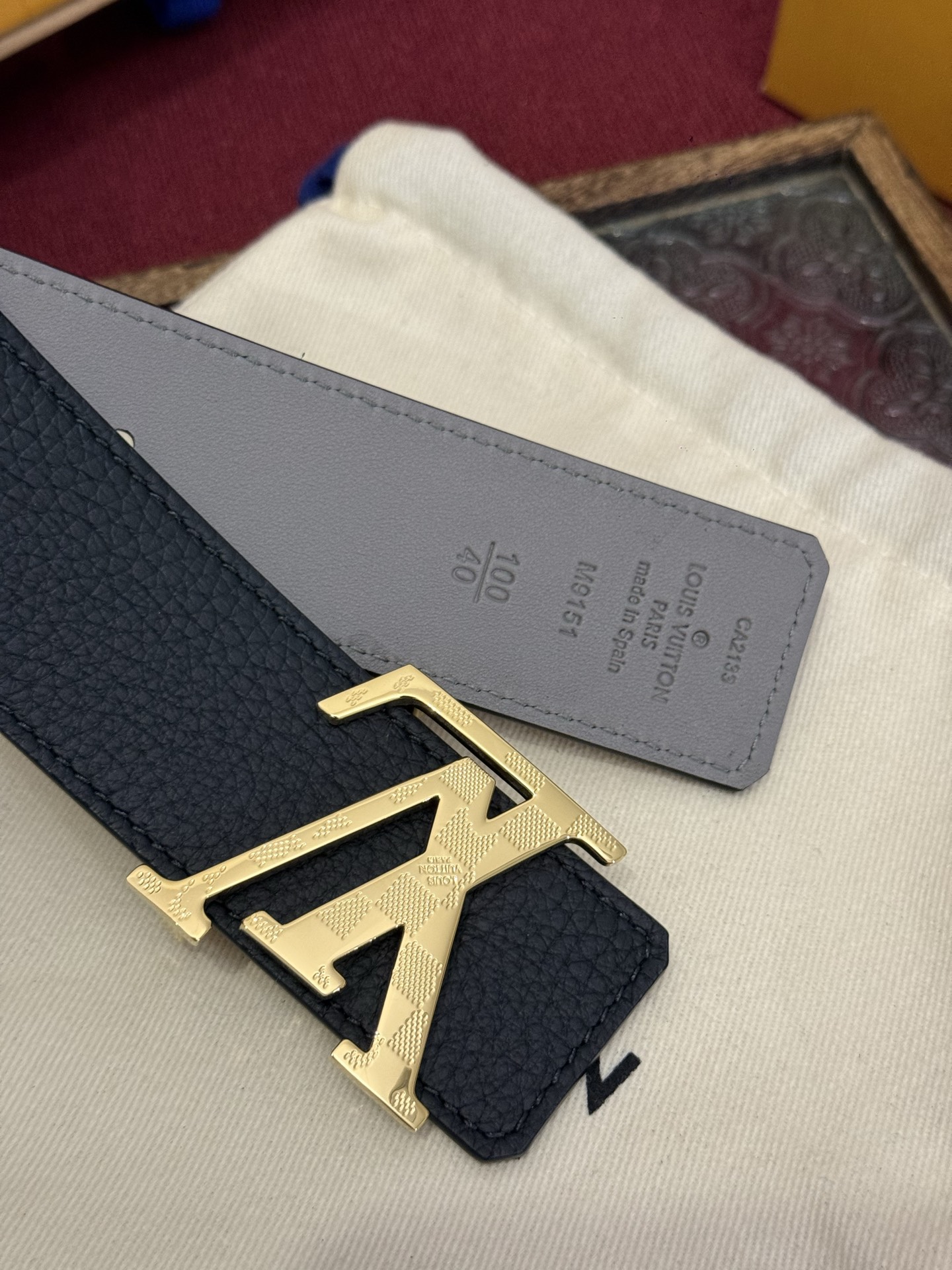 本款 Damier LV 40 毫米双面腰带做工精良，风格经典。深色牛皮革皮带与 LV 字母搭扣优雅相称