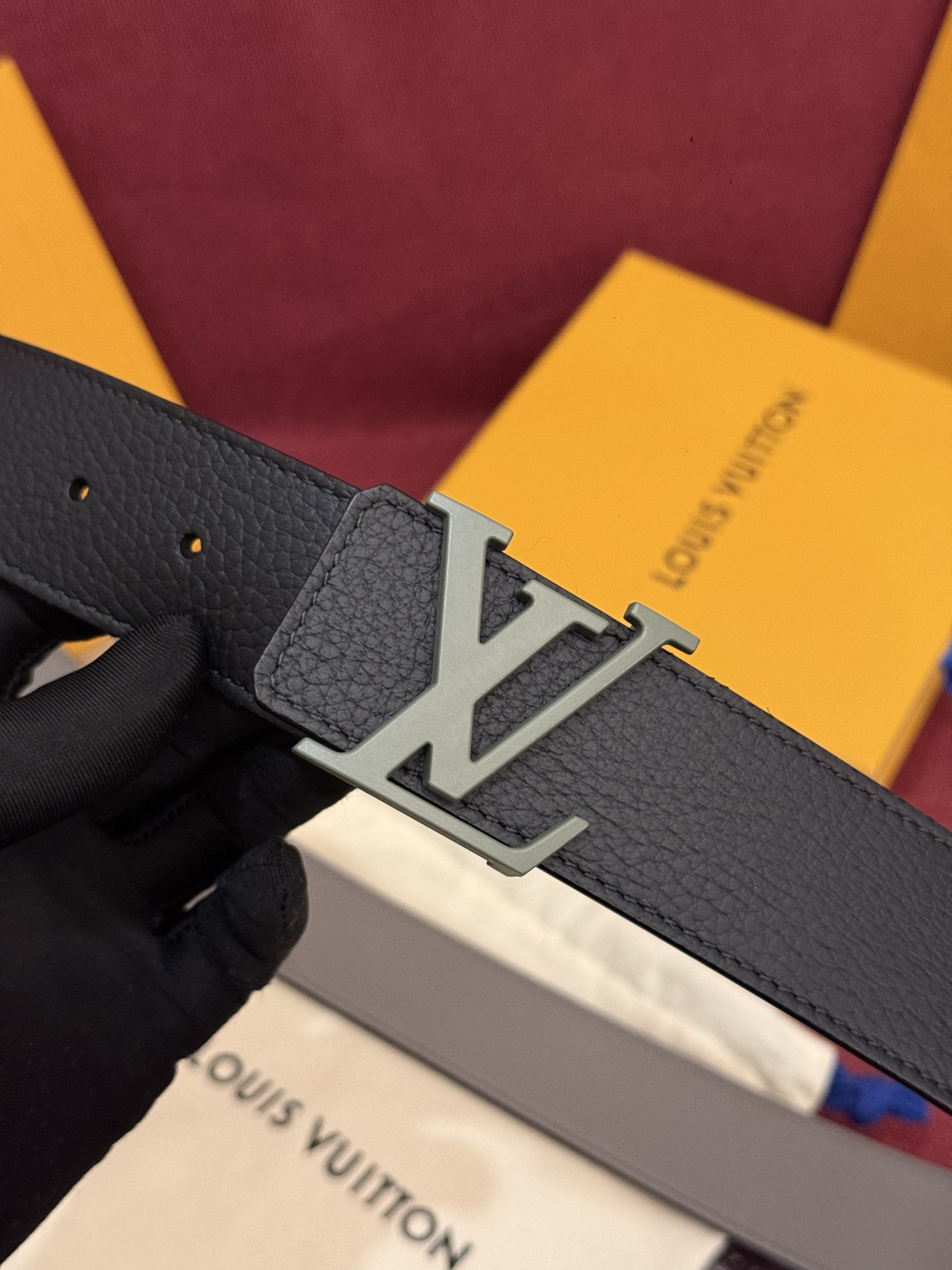 本款 Damier LV 40 毫米双面腰带做工精良，风格经典。深色牛皮革皮带与 LV 字母搭扣优雅相称