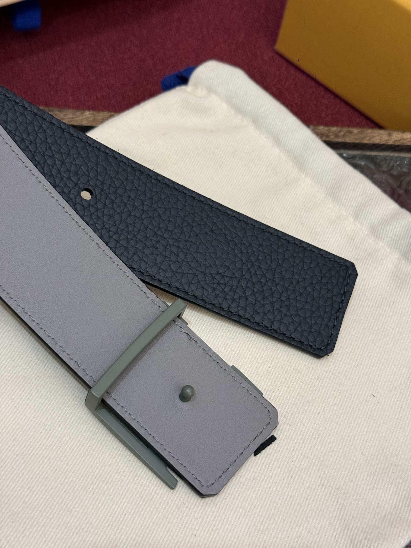 本款 Damier LV 40 毫米双面腰带做工精良，风格经典。深色牛皮革皮带与 LV 字母搭扣优雅相称
