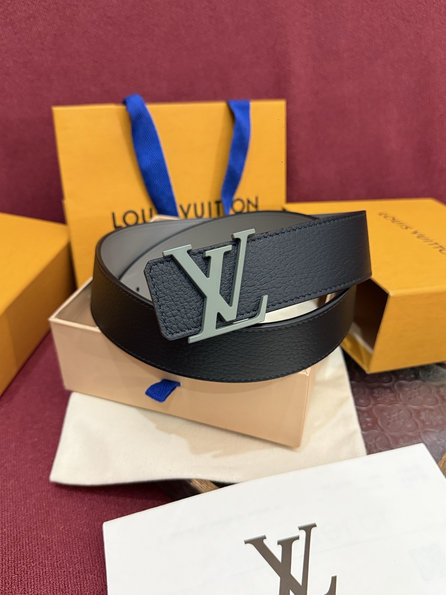 本款 Damier LV 40 毫米双面腰带做工精良，风格经典。深色牛皮革皮带与 LV 字母搭扣优雅相称