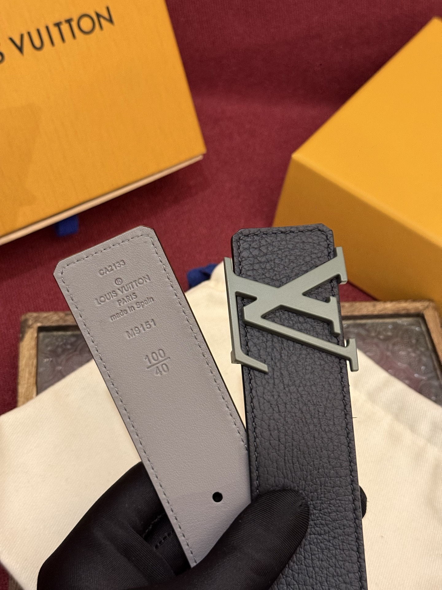 本款 Damier LV 40 毫米双面腰带做工精良，风格经典。深色牛皮革皮带与 LV 字母搭扣优雅相称