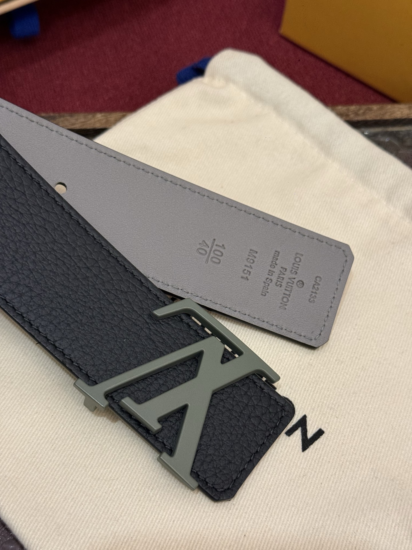 本款 Damier LV 40 毫米双面腰带做工精良，风格经典。深色牛皮革皮带与 LV 字母搭扣优雅相称