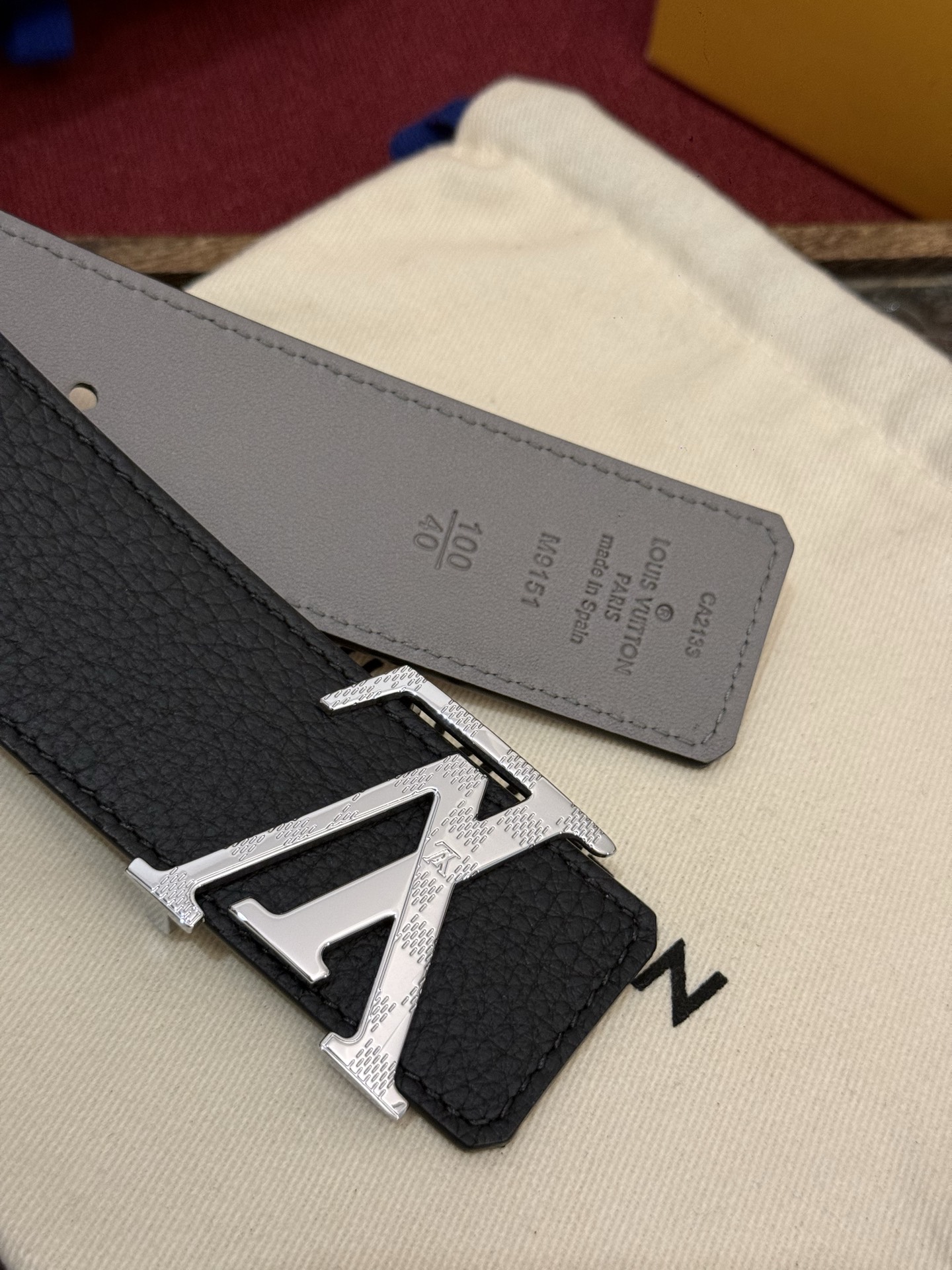 本款 Damier LV 40 毫米双面腰带做工精良，风格经典。深色牛皮革皮带与 LV 字母搭扣优雅相称