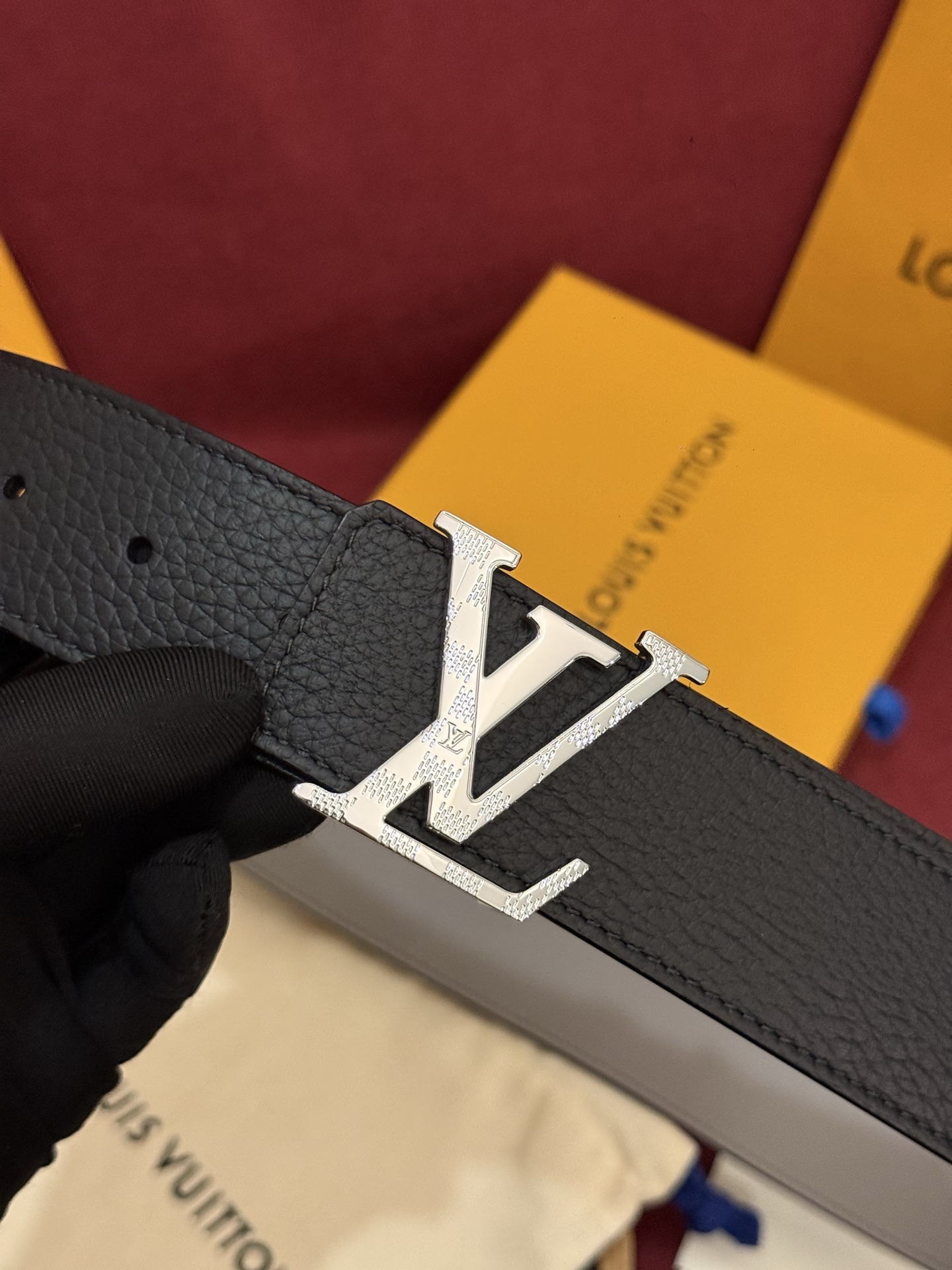 本款 Damier LV 40 毫米双面腰带做工精良，风格经典。深色牛皮革皮带与 LV 字母搭扣优雅相称