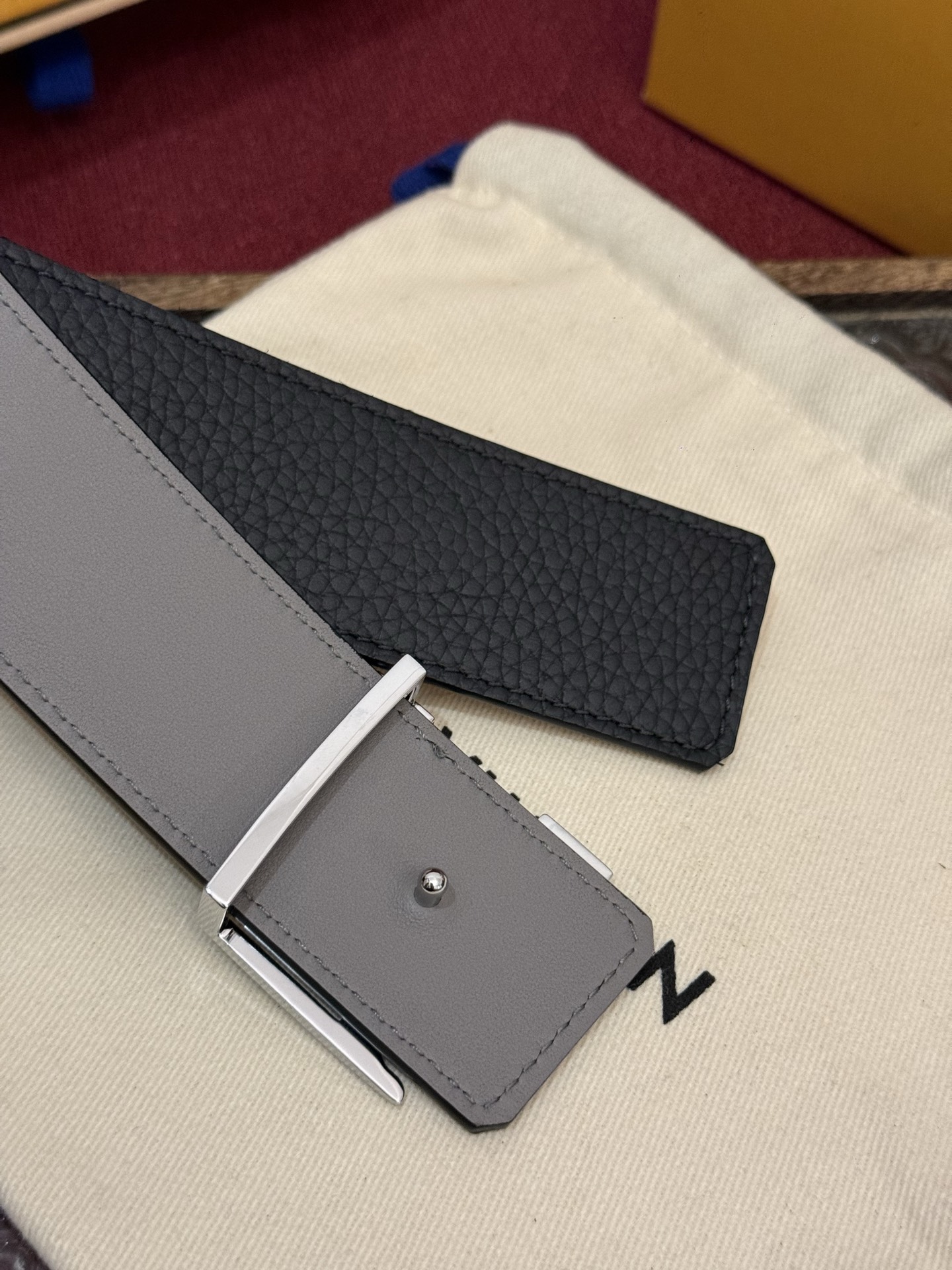 本款 Damier LV 40 毫米双面腰带做工精良，风格经典。深色牛皮革皮带与 LV 字母搭扣优雅相称