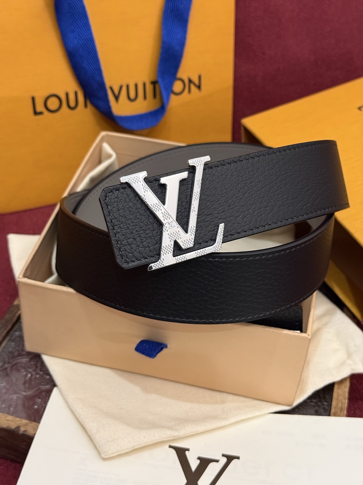 本款 Damier LV 40 毫米双面腰带做工精良，风格经典。深色牛皮革皮带与 LV 字母搭扣优雅相称