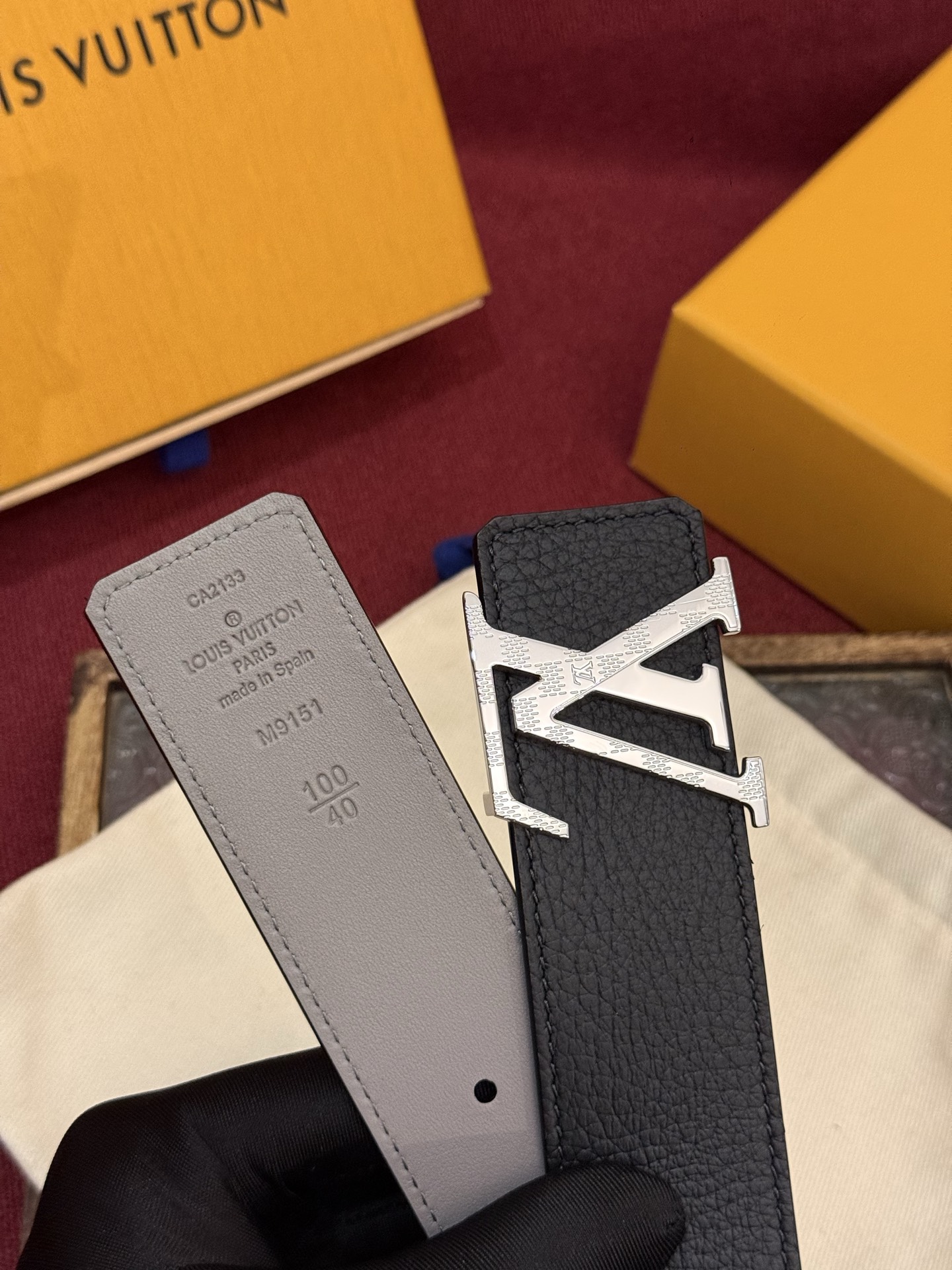 本款 Damier LV 40 毫米双面腰带做工精良，风格经典。深色牛皮革皮带与 LV 字母搭扣优雅相称