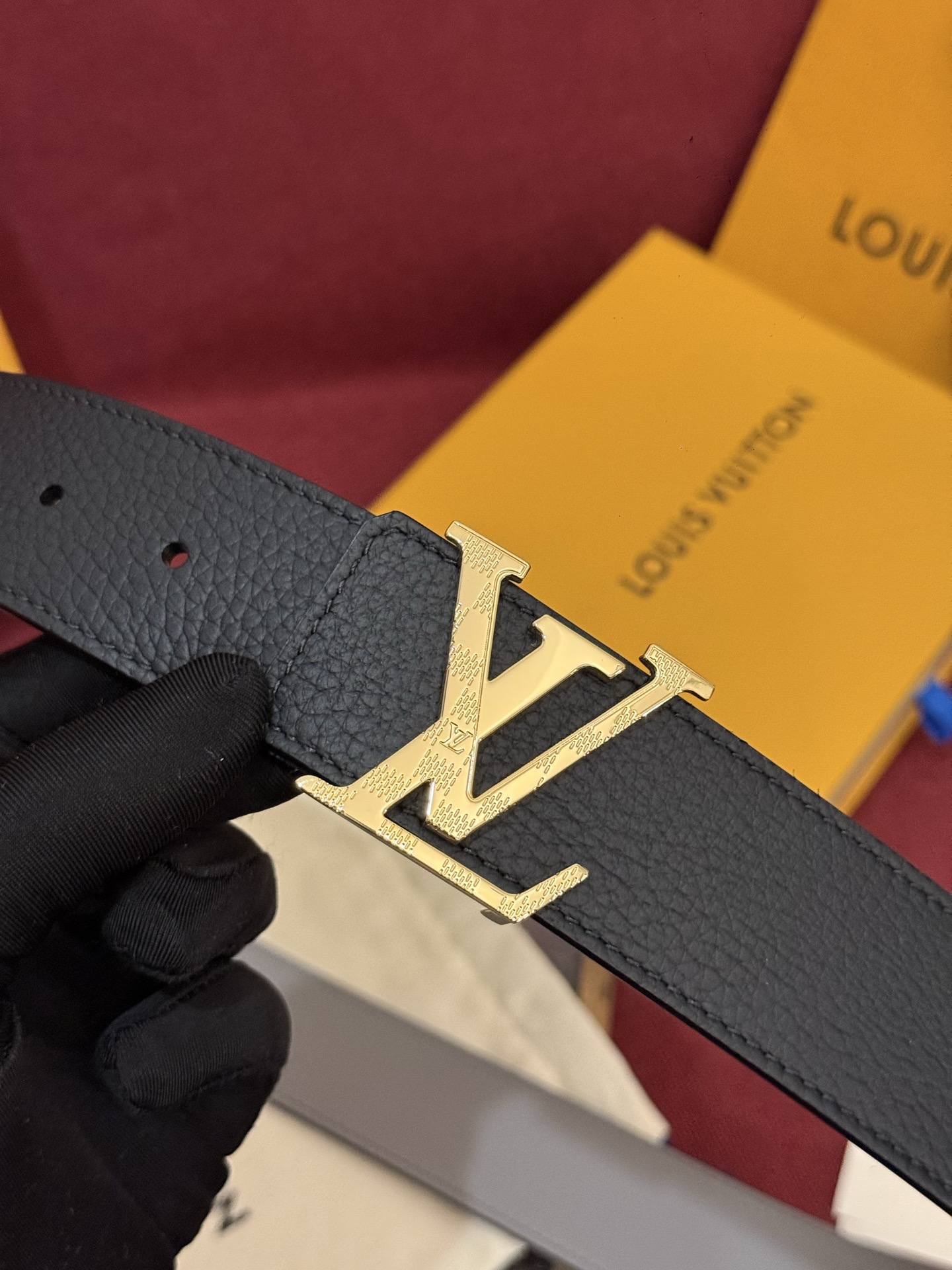 本款 Damier LV 40 毫米双面腰带做工精良，风格经典。深色牛皮革皮带与 LV 字母搭扣优雅相称