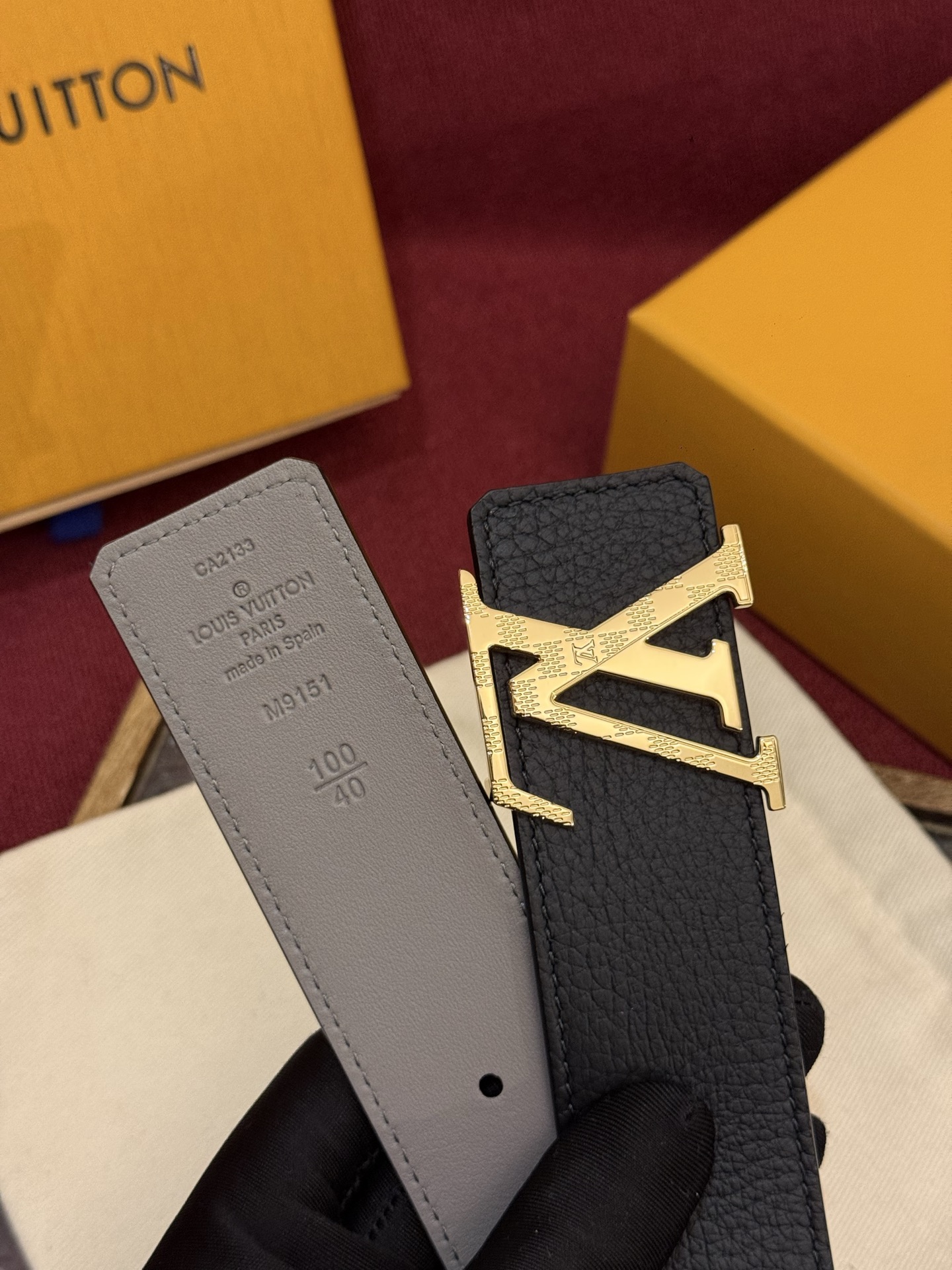 本款 Damier LV 40 毫米双面腰带做工精良，风格经典。深色牛皮革皮带与 LV 字母搭扣优雅相称