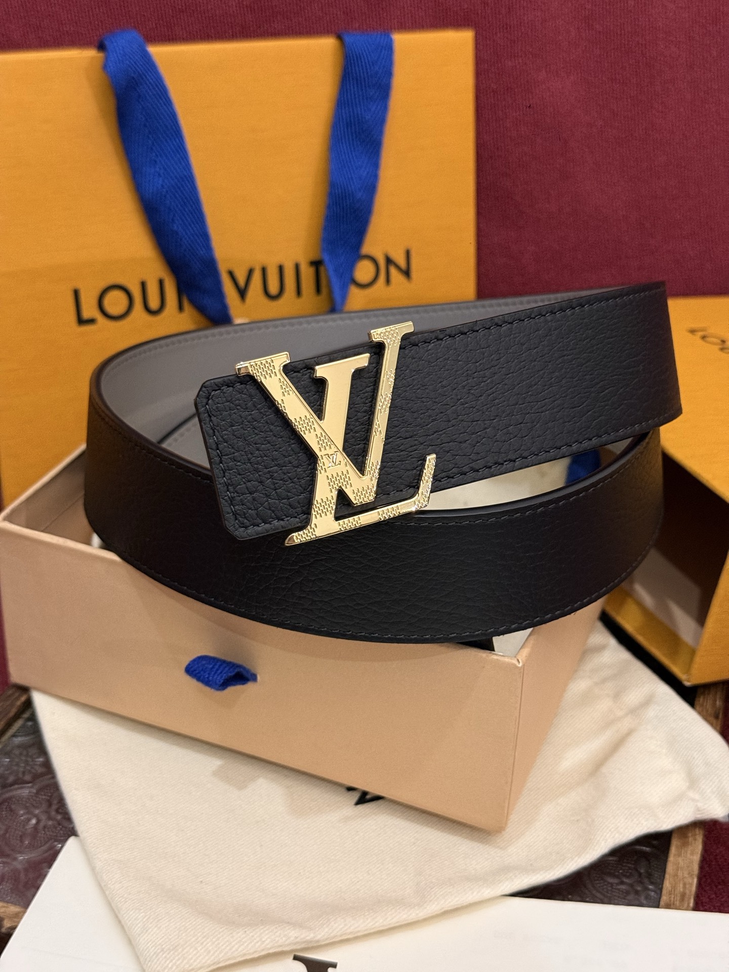 本款 Damier LV 40 毫米双面腰带做工精良，风格经典。深色牛皮革皮带与 LV 字母搭扣优雅相称