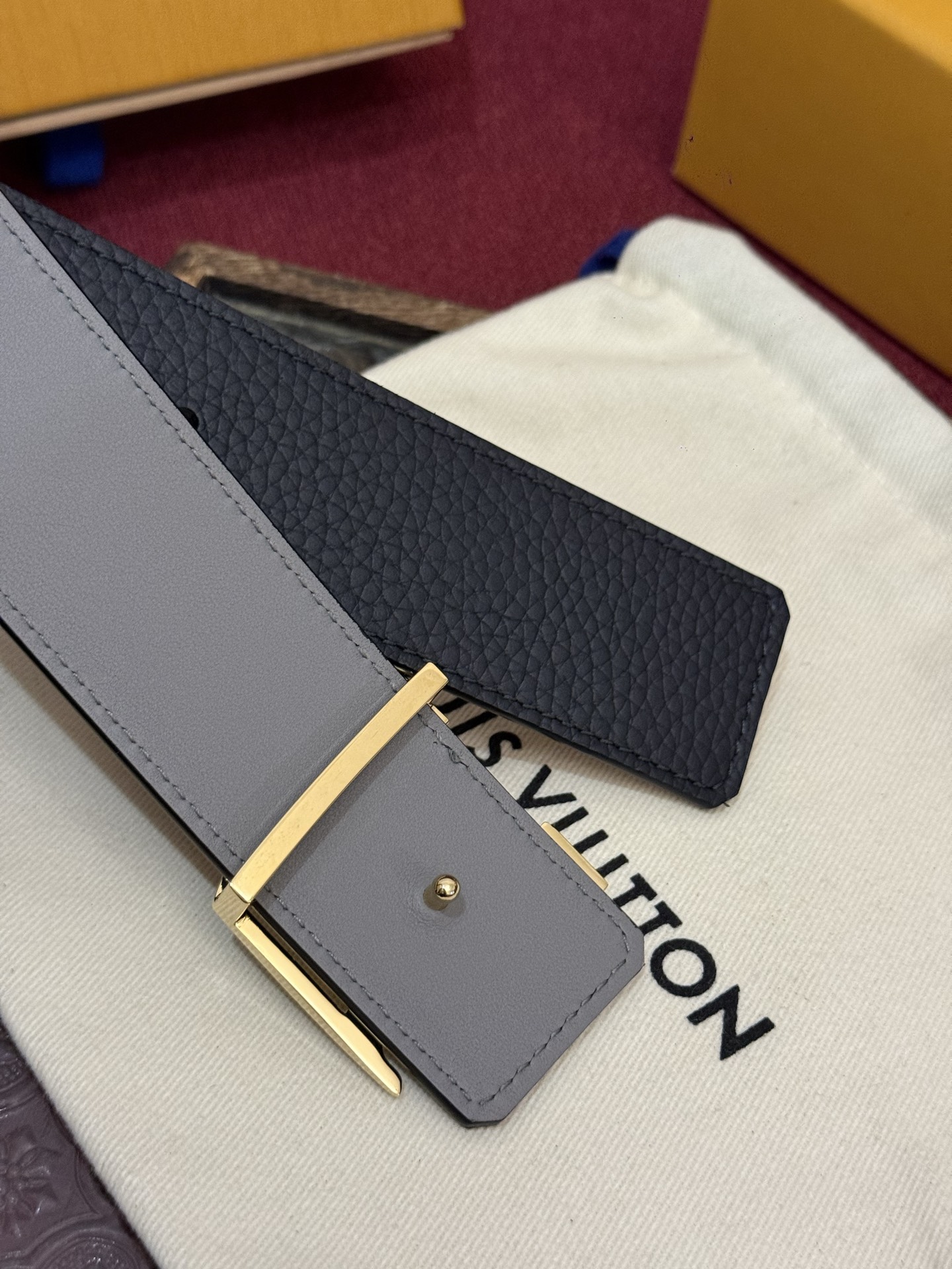 本款 Damier LV 40 毫米双面腰带做工精良，风格经典。深色牛皮革皮带与 LV 字母搭扣优雅相称