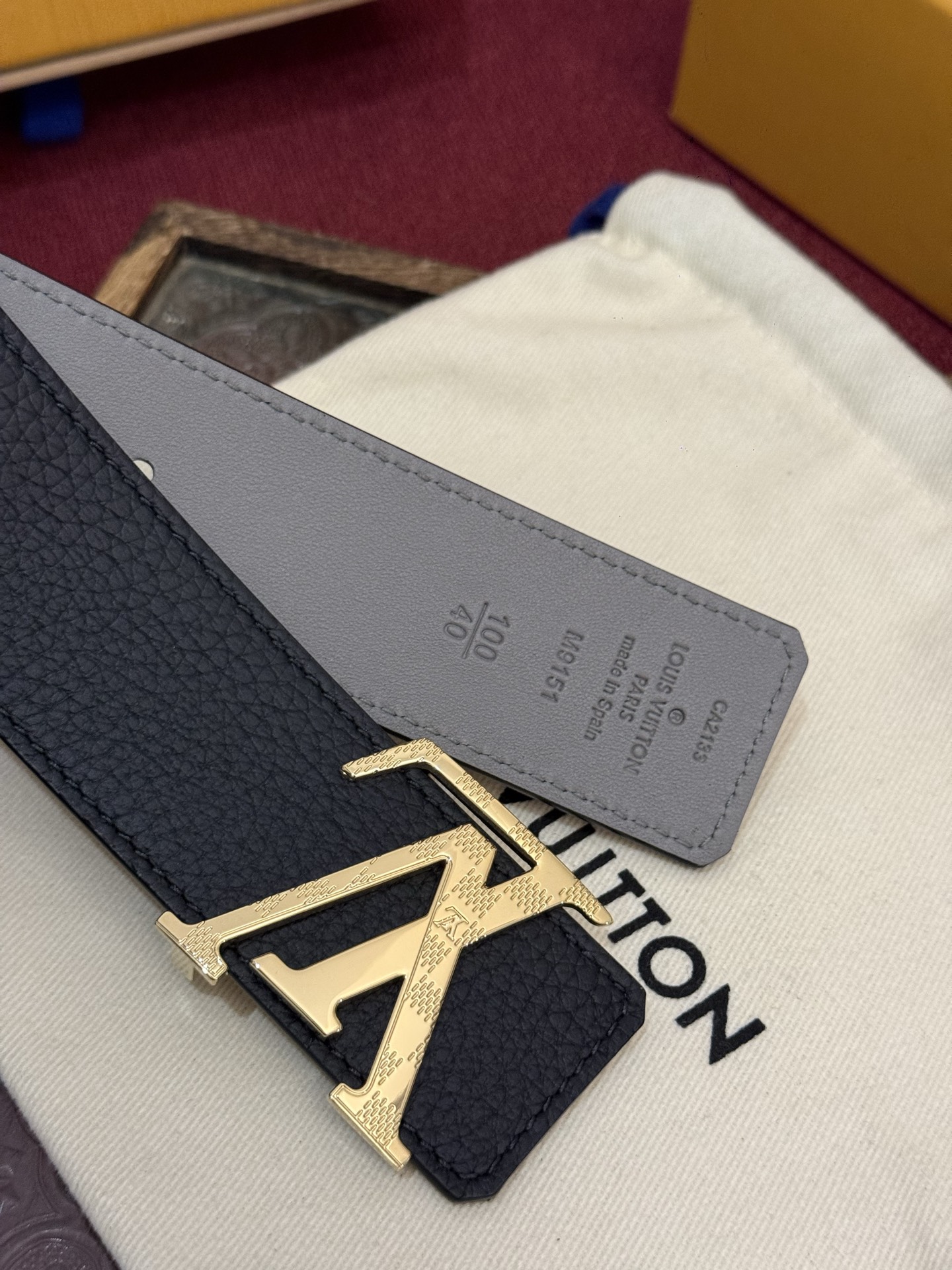 本款 Damier LV 40 毫米双面腰带做工精良，风格经典。深色牛皮革皮带与 LV 字母搭扣优雅相称