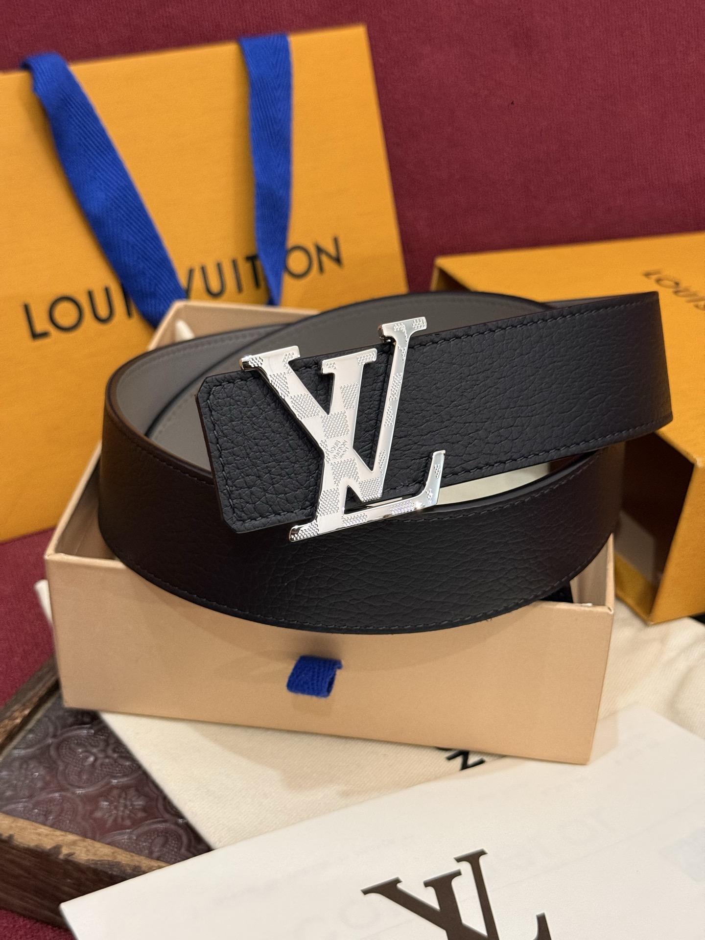 本款 Damier LV 40 毫米双面腰带做工精良，风格经典。深色牛皮革皮带与 LV 字母搭扣优雅相称