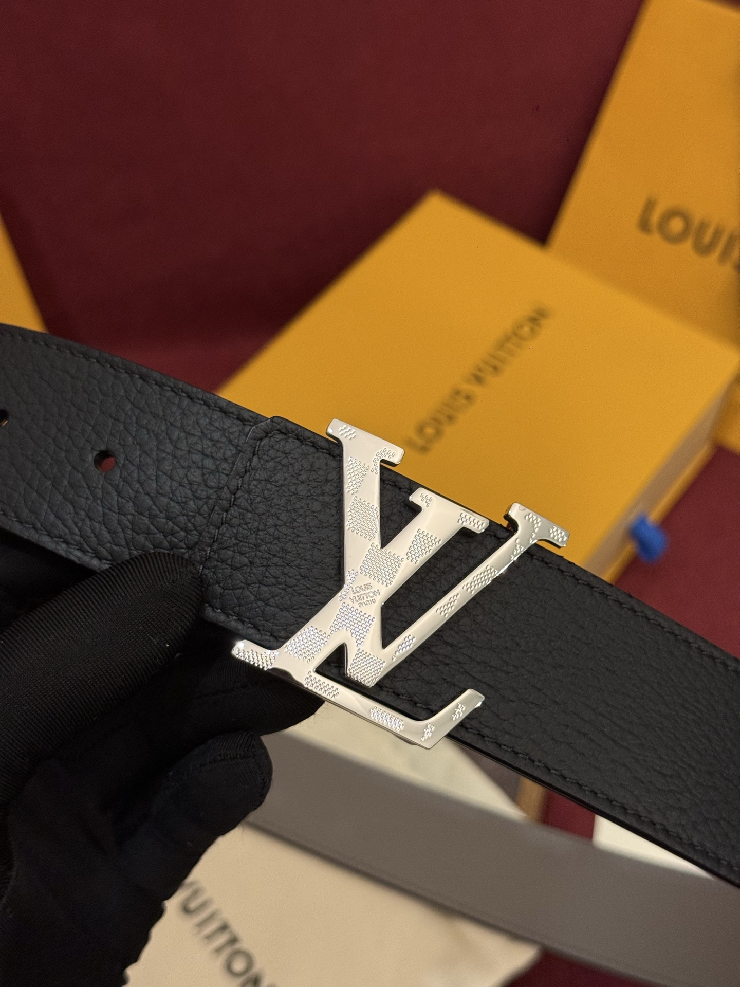 本款 Damier LV 40 毫米双面腰带做工精良，风格经典。深色牛皮革皮带与 LV 字母搭扣优雅相称