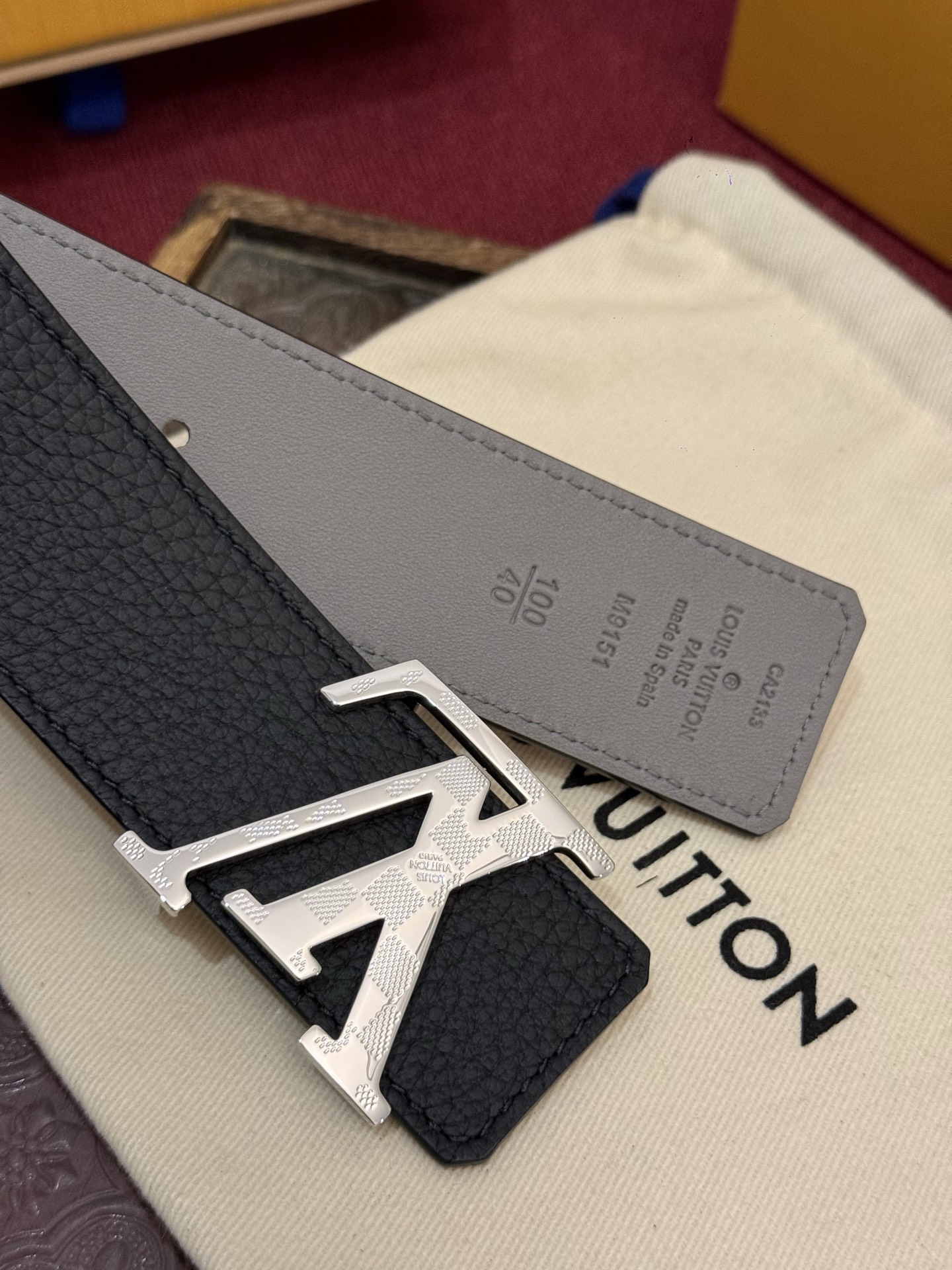 本款 Damier LV 40 毫米双面腰带做工精良，风格经典。深色牛皮革皮带与 LV 字母搭扣优雅相称