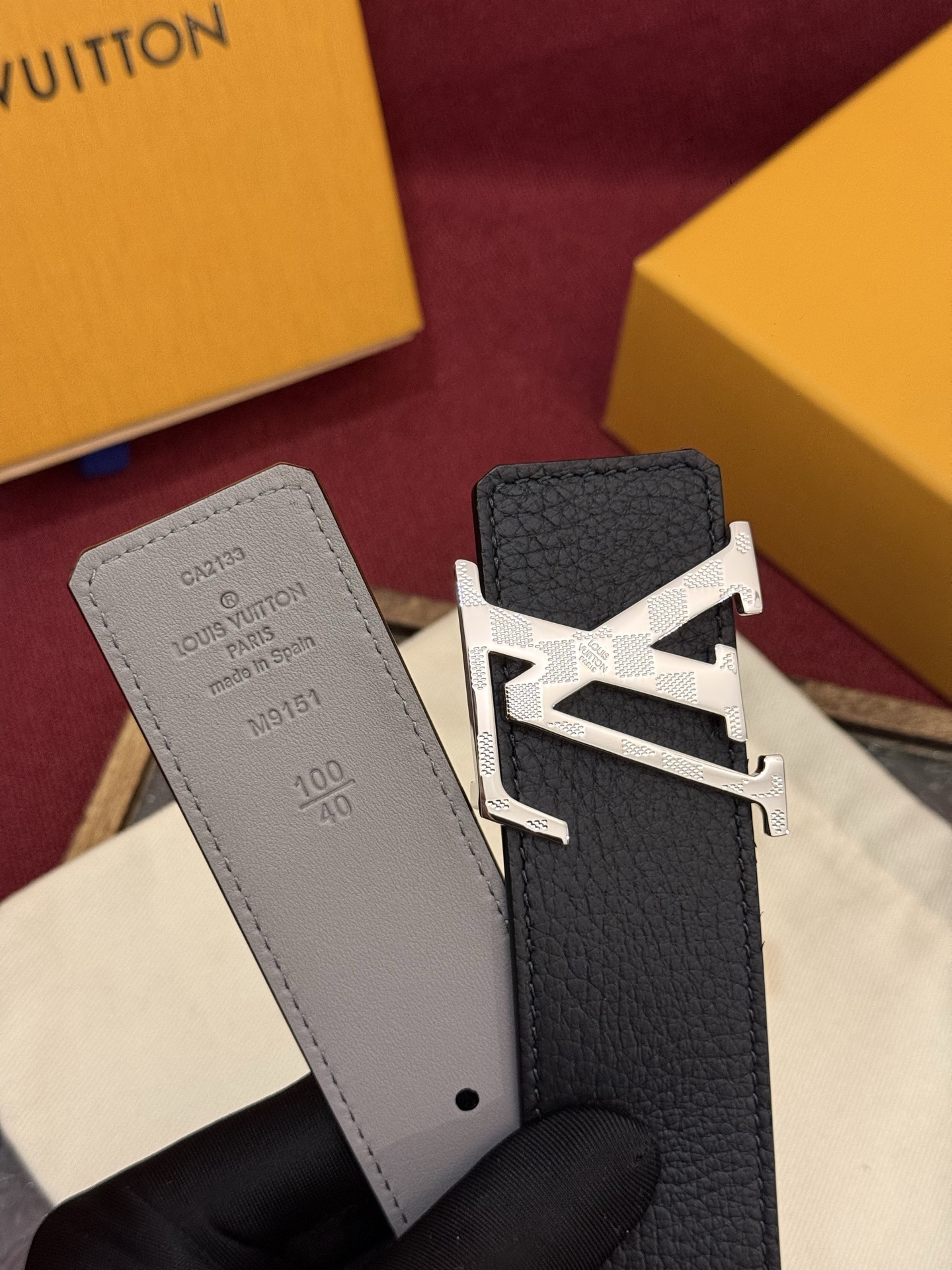 本款 Damier LV 40 毫米双面腰带做工精良，风格经典。深色牛皮革皮带与 LV 字母搭扣优雅相称